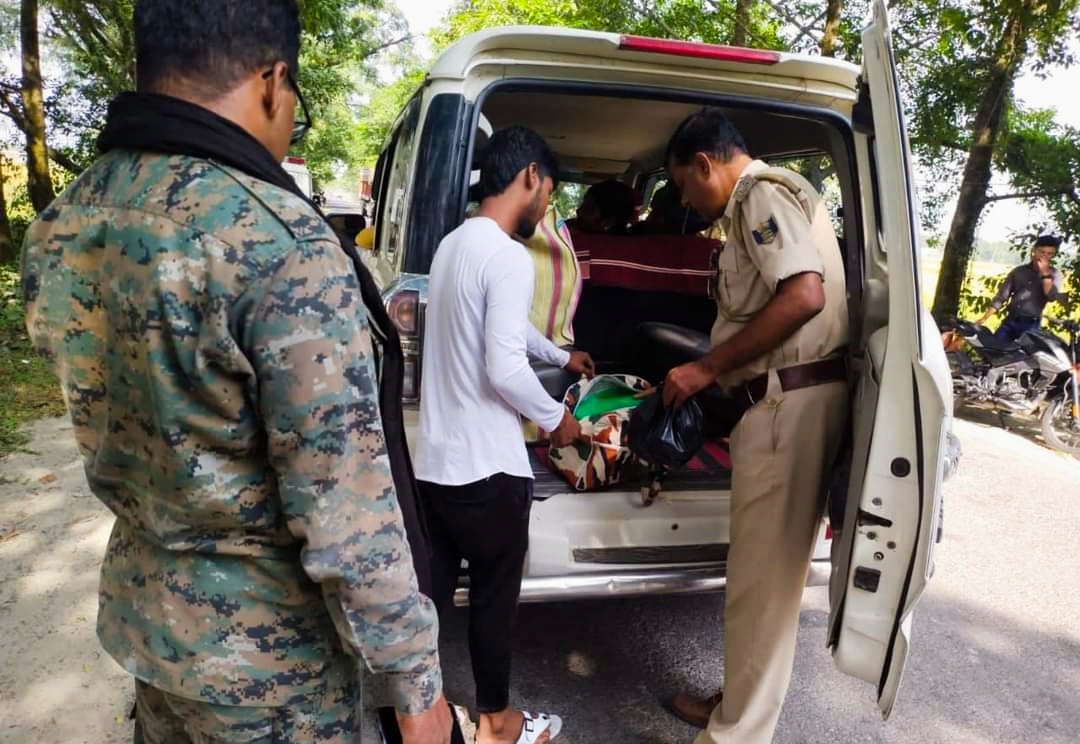 अररिया फोटो:वाहनों का जांच करती पुलिस अररिया फोटो:वाहनों का जांच करती पुलिस