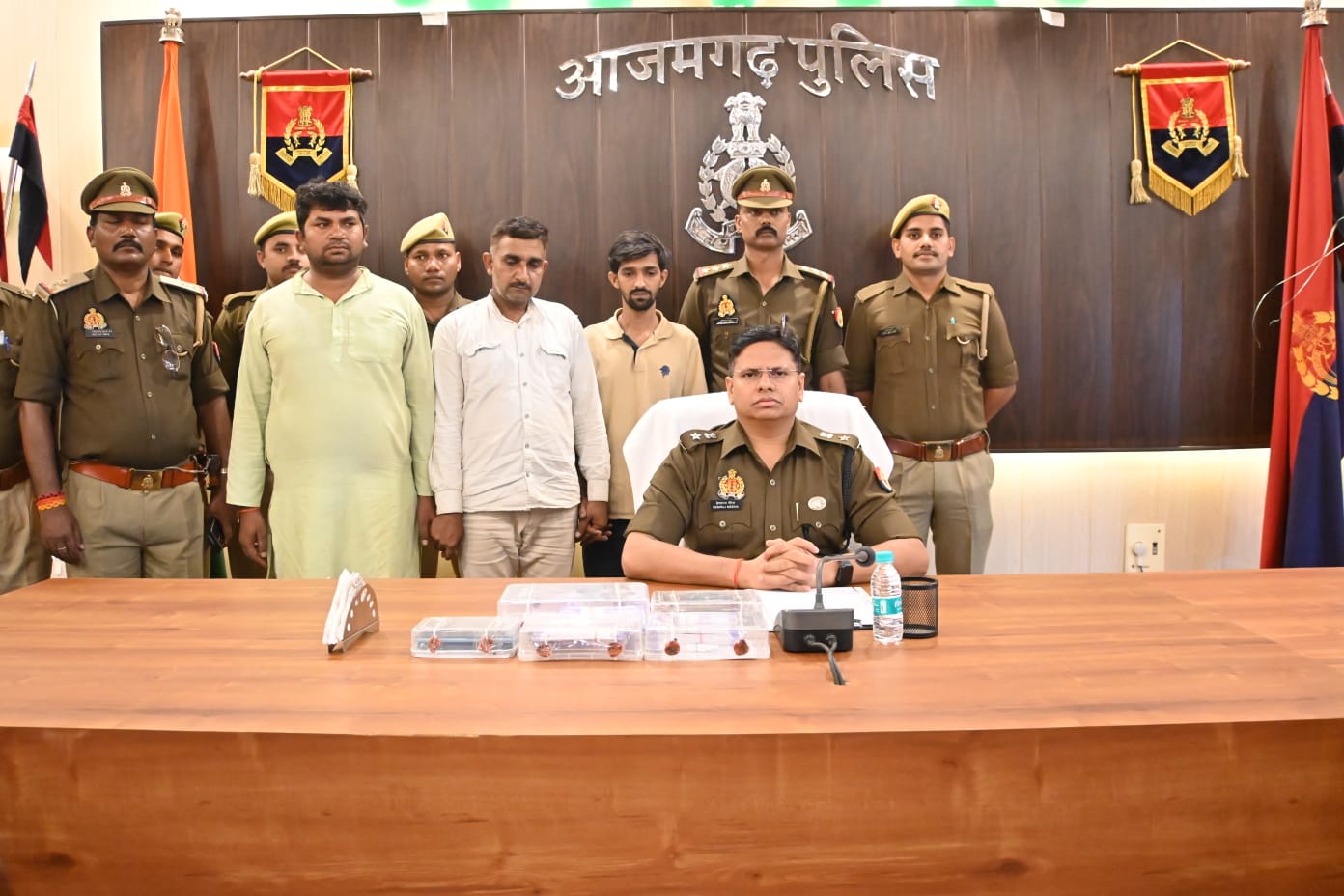 गिरफ्तार युवकों के साथ पुलिस टीम गिरफ्तार युवकों के साथ पुलिस टीम
