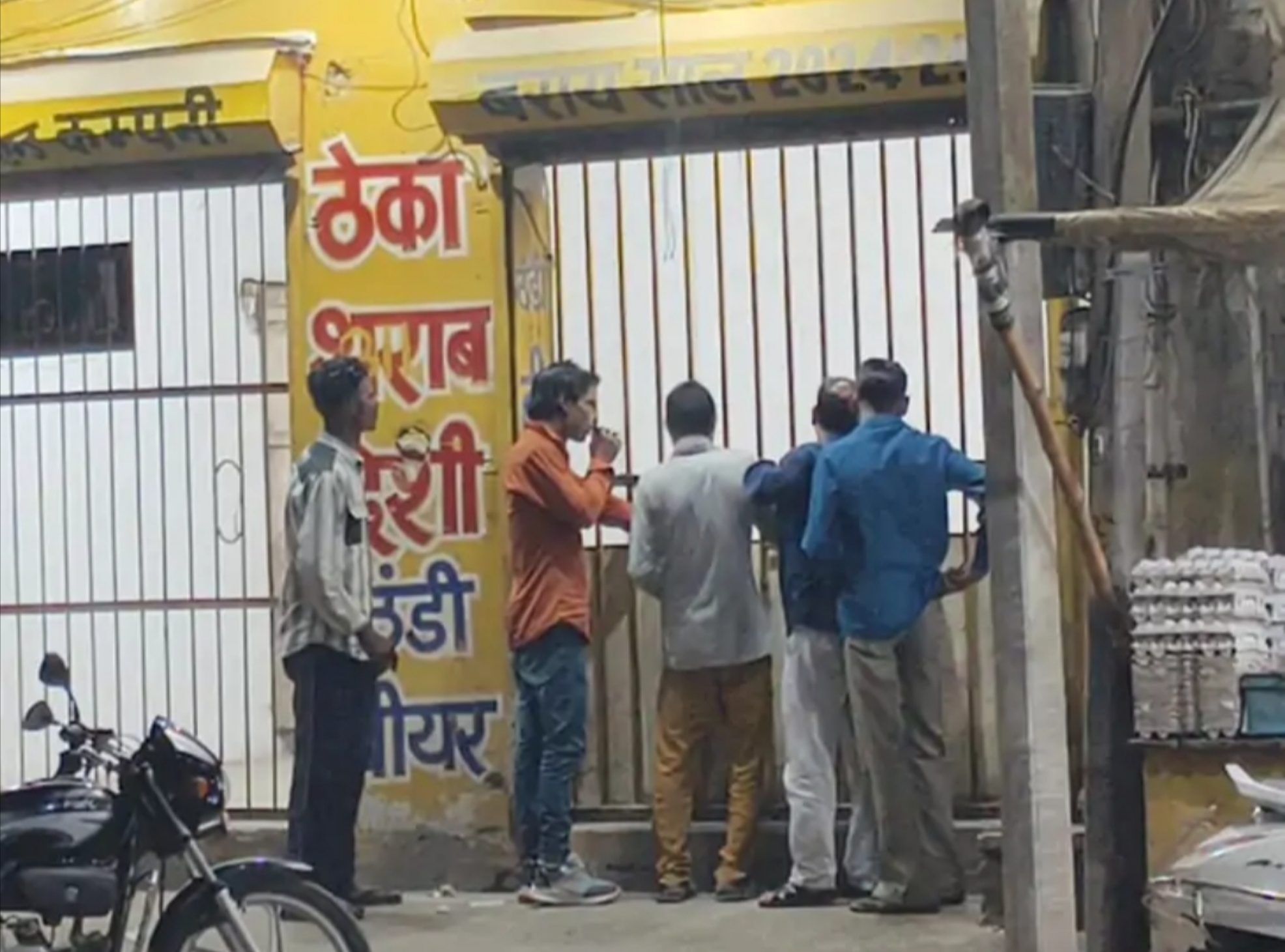 रविवार शाम को पकड़े गए अवैध ठेके पर शराब बिकते हुए रविवार शाम को पकड़े गए अवैध ठेके पर शराब बिकते हुए