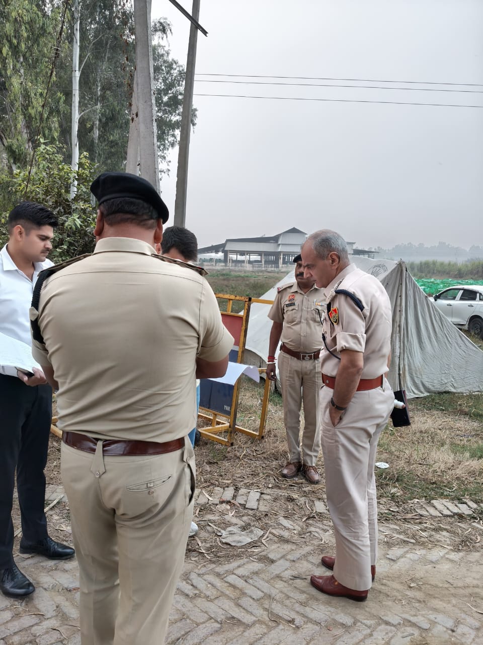निरीक्षण करते जिला पुलिस अधीक्षक निरीक्षण करते जिला पुलिस अधीक्षक