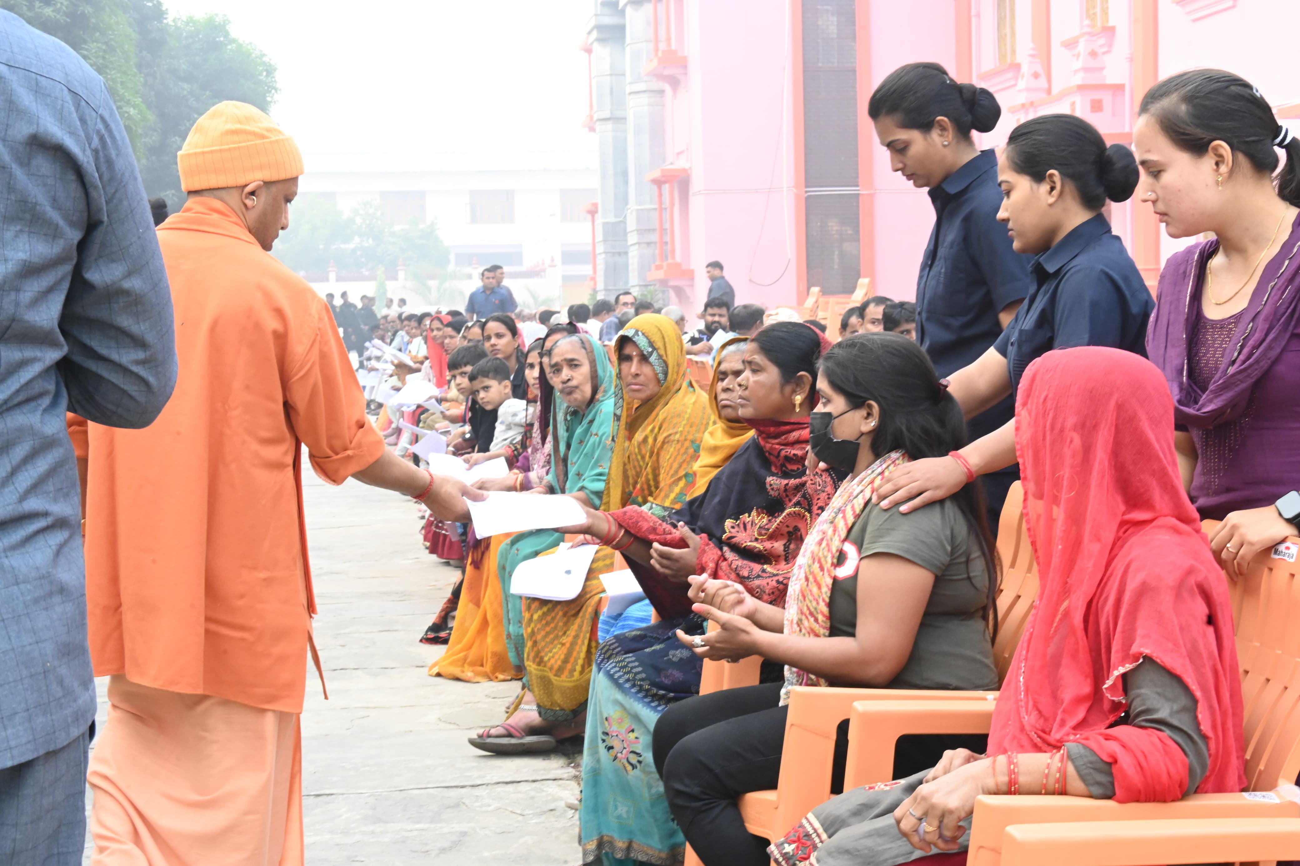 *जनता दर्शन में गंभीर बीमारियों के इलाज के लिए मदद मांगने आए लोगों को मुख्यमंत्री ने दिया भरोसा*