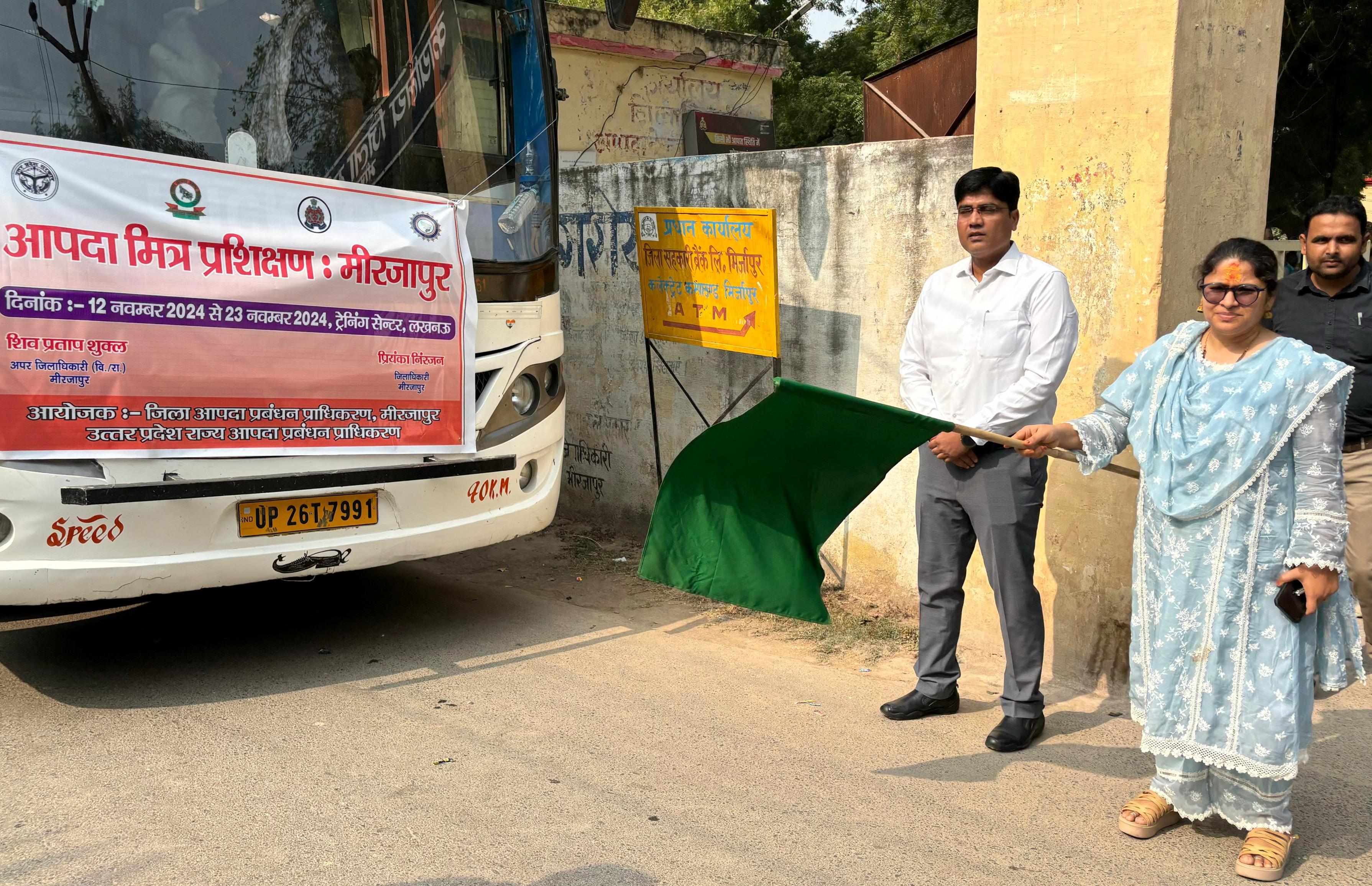 प्रशिक्षण को चयनित आपदामित्राें की बस काे हरी झंडी दिखा लखनउ रवाना करती जिलाधिकारी प्रशिक्षण को चयनित आपदामित्राें की बस काे हरी झंडी दिखा लखनउ रवाना करती जिलाधिकारी