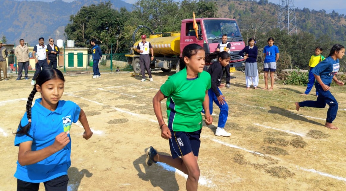 पोखरी में आयोजित खेल महाकुंभ में प्रतिभाग करती हुई बालिकाऐं। पोखरी में आयोजित खेल महाकुंभ में प्रतिभाग करती हुई बालिकाऐं।