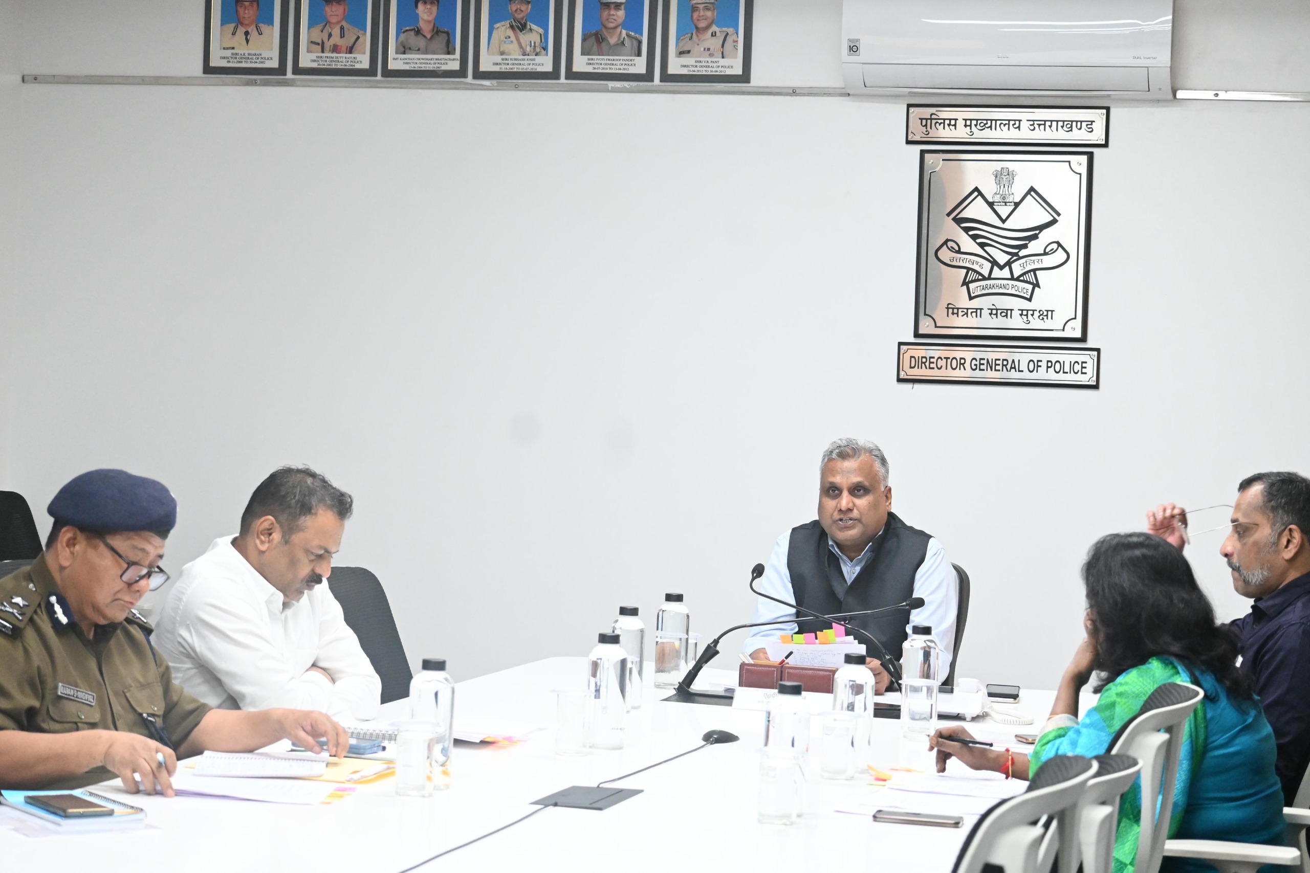 पुलिस मुख्यालय देहरादून में वीडियो कांफ्रेंसिंग करते अपर पुलिस महानिदेशक व राज्य पुलिस नोडल अधिकारी निर्वाचन उत्तराखंड एपी अंशुमान। पुलिस मुख्यालय देहरादून में वीडियो कांफ्रेंसिंग करते अपर पुलिस महानिदेशक व राज्य पुलिस नोडल अधिकारी निर्वाचन उत्तराखंड एपी अंशुमान।