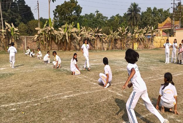 खो-खो खेलती छात्राएं खो-खो खेलती छात्राएं