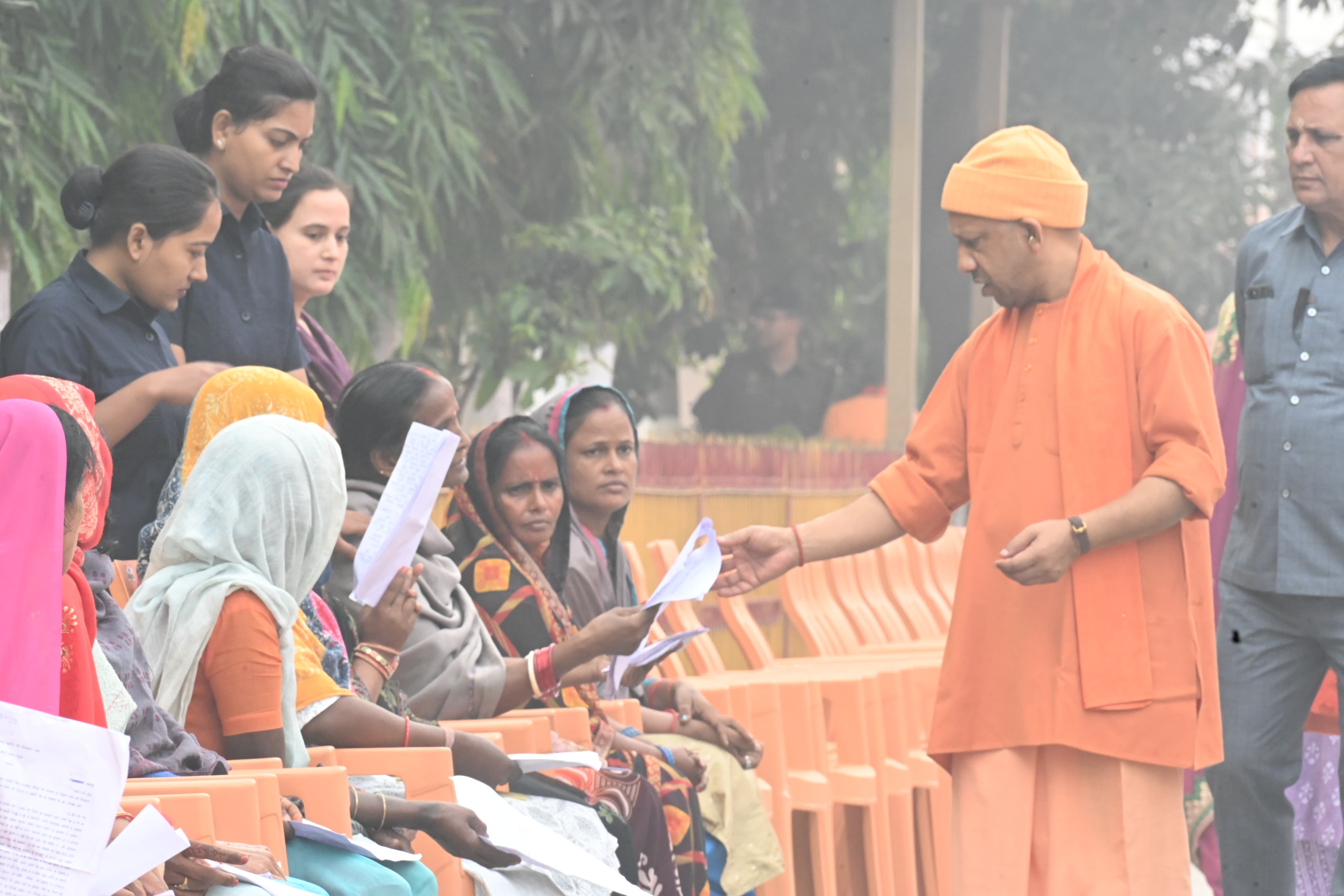 *जनता दर्शन में गंभीर बीमारियों के इलाज के लिए मदद मांगने आए लोगों को मुख्यमंत्री ने दिया भरोसा*