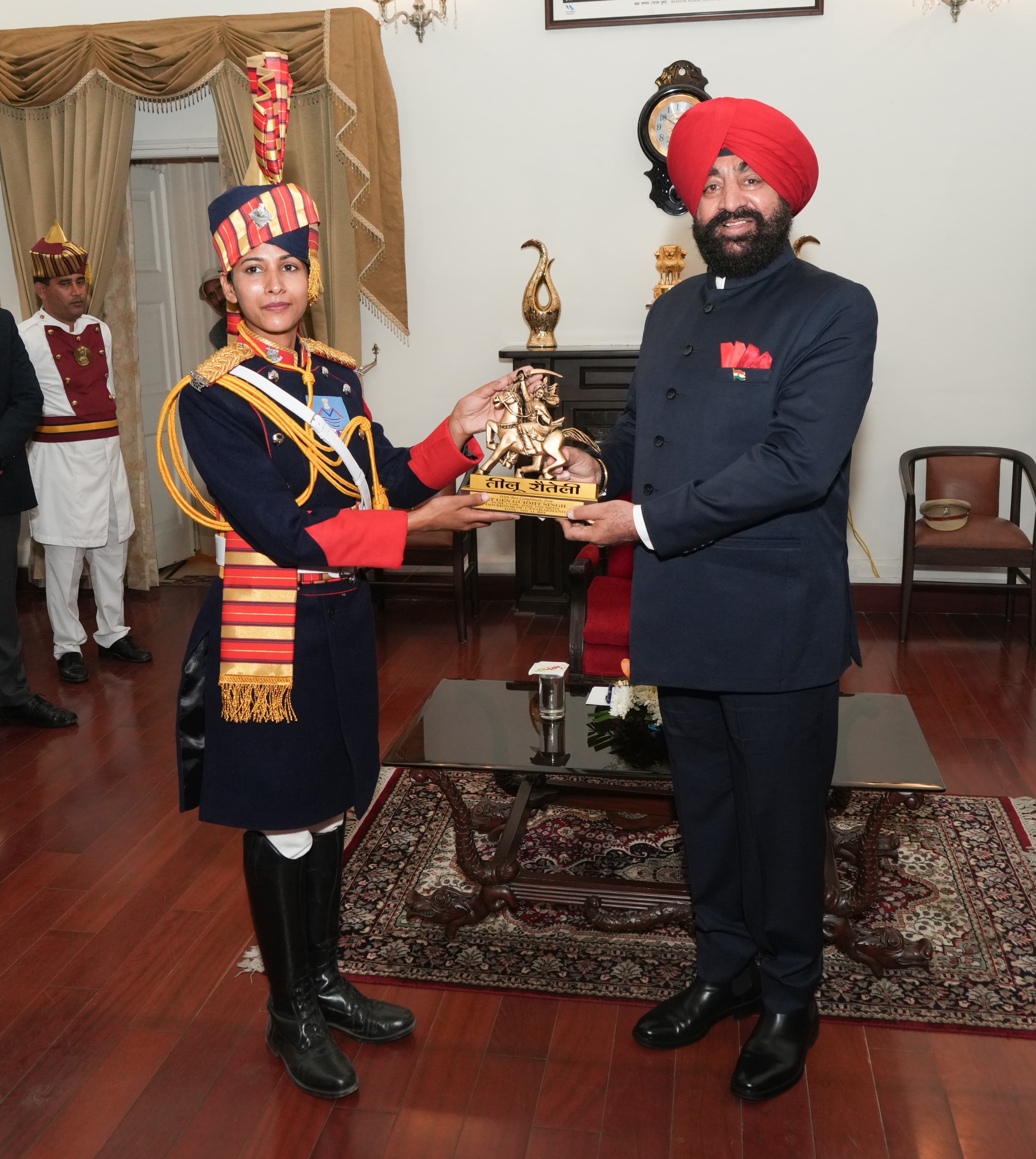 राज्यपाल महिला कमांडो को राज भवन में सम्मानित करते हुए। राज्यपाल महिला कमांडो को राज भवन में सम्मानित करते हुए।