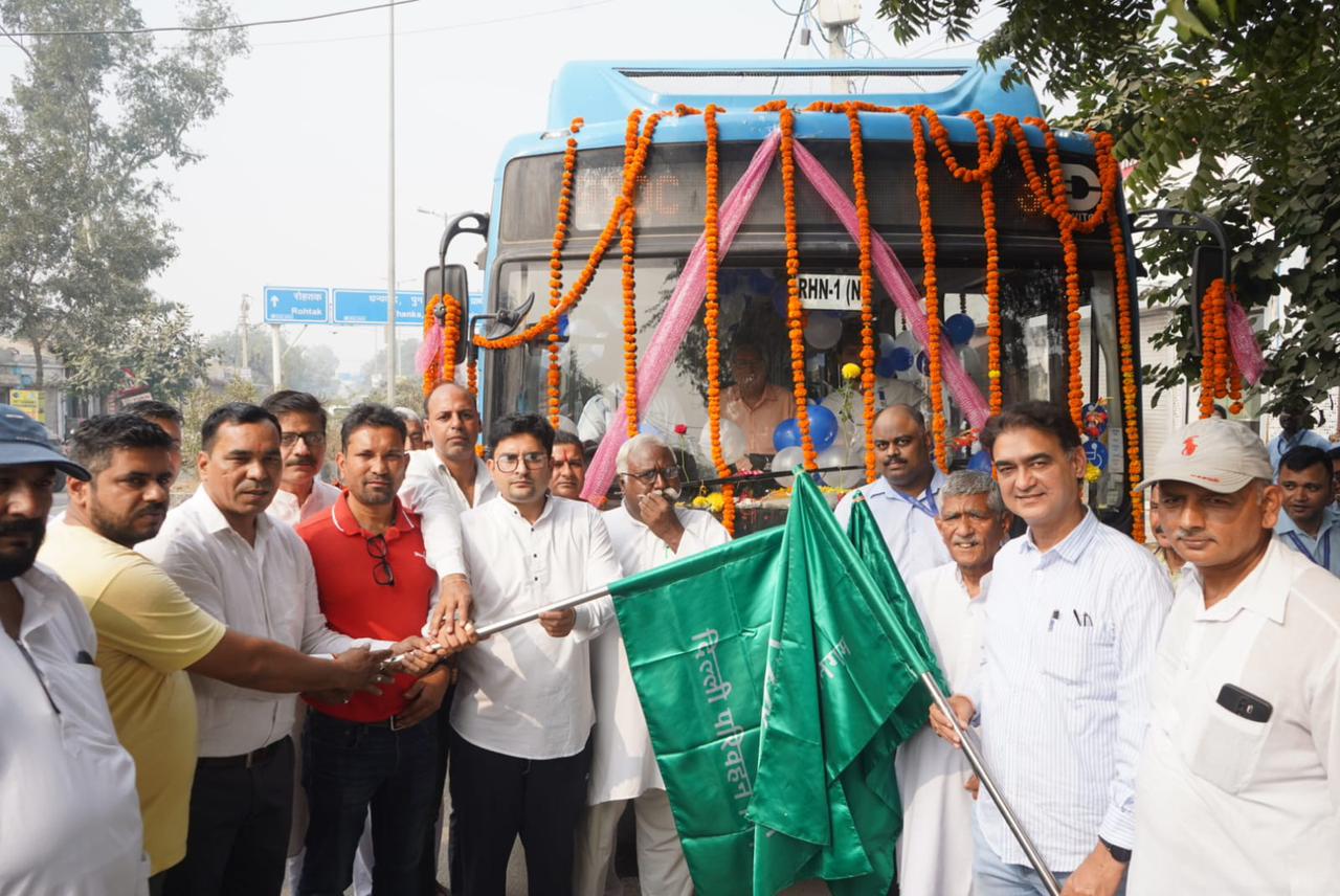 990E को औचंदी से उत्तम नगर टर्मिनल तक हरी झंडी दिखाया गया 990E को औचंदी से उत्तम नगर टर्मिनल तक हरी झंडी दिखाया गया