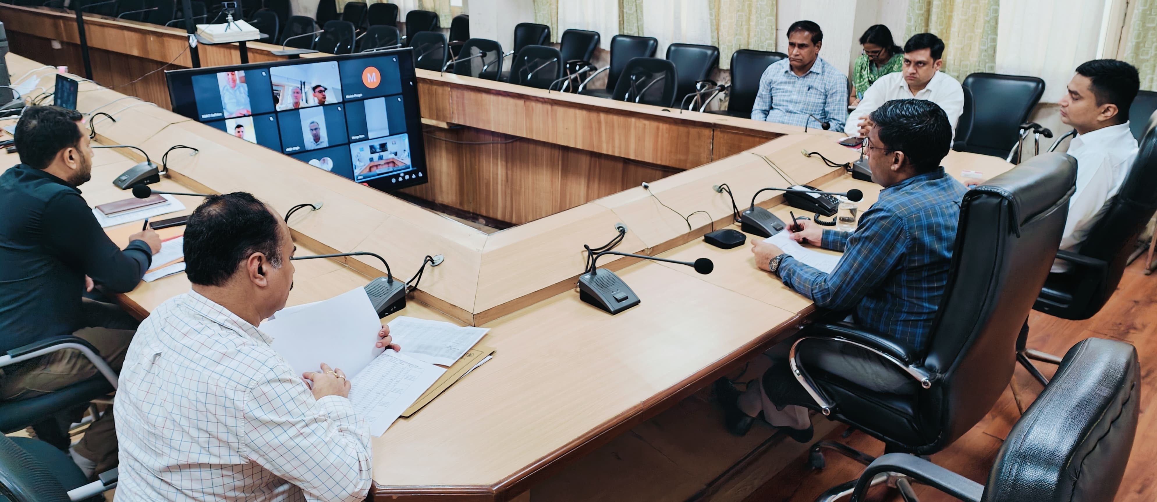 वीडियो कान्फ्रेंसिंग में भाग लेते अधिकारी। वीडियो कान्फ्रेंसिंग में भाग लेते अधिकारी।