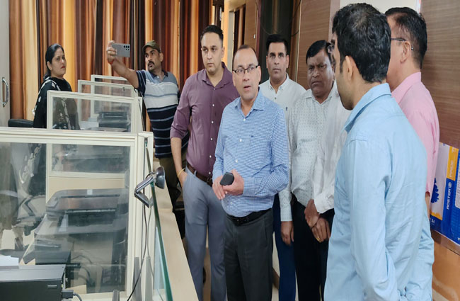 लघु सचिवालय में कार्यालयों का निरीक्षण करते उपायुक्त डॉ विवेक भारती। लघु सचिवालय में कार्यालयों का निरीक्षण करते उपायुक्त डॉ विवेक भारती।