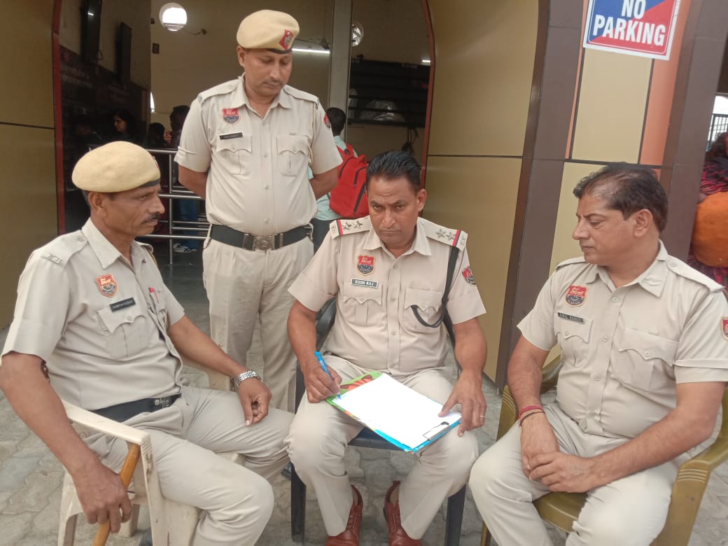 पुलिस मामले की जांच करते हुए पुलिस मामले की जांच करते हुए