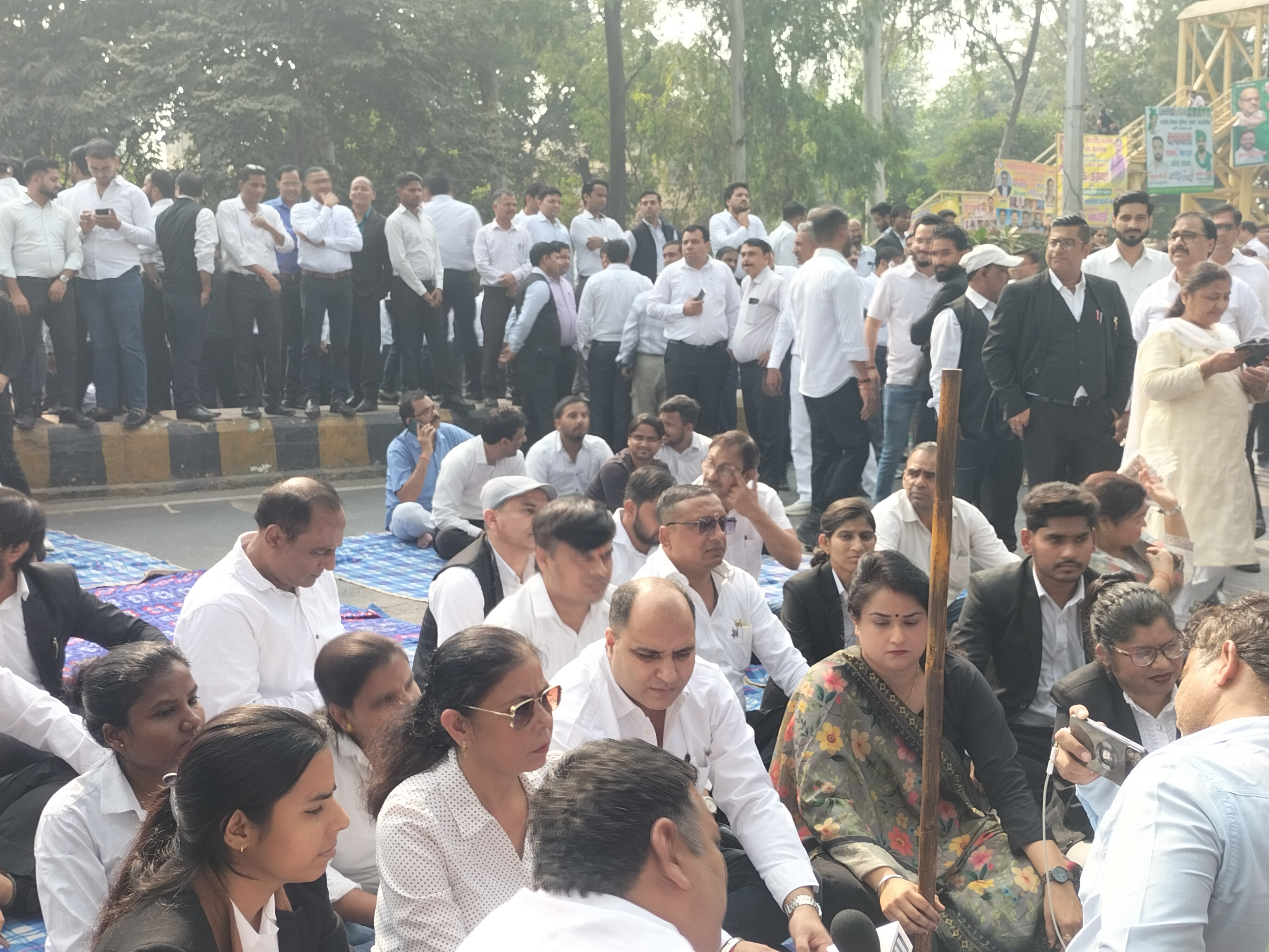 धरने पर बैठे अधिवक्ता धरने पर बैठे अधिवक्ता