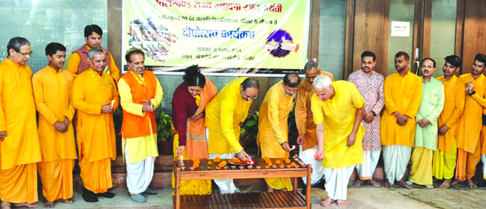 दीपदान करते हुए
