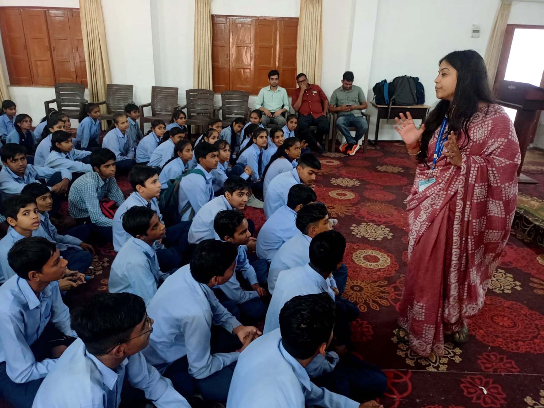 विद्यार्थियों को संबोधित करती स्टेट कोऑर्डिनेटर रागिनी झा। विद्यार्थियों को संबोधित करती स्टेट कोऑर्डिनेटर रागिनी झा।