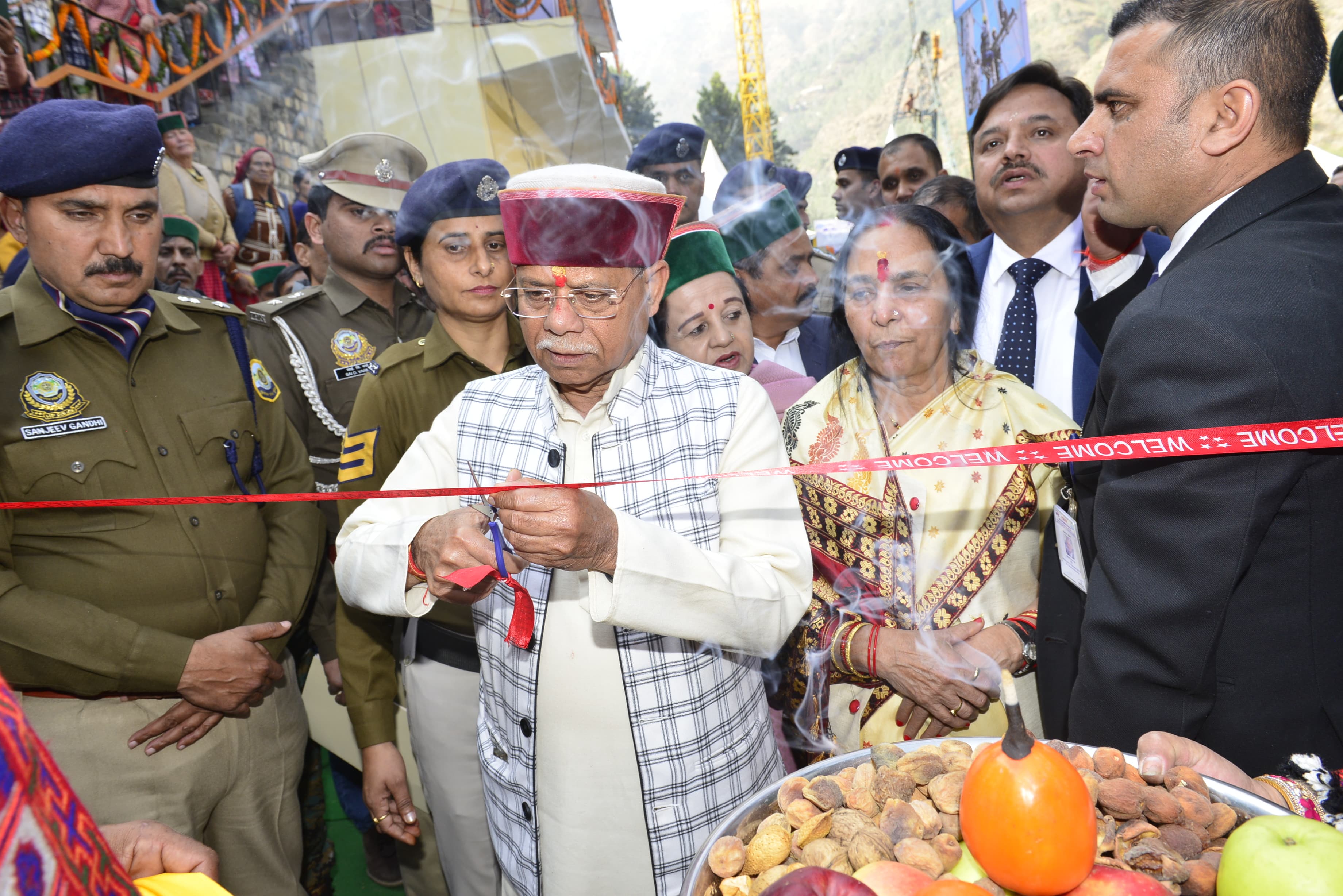 लवी मेले का उद्घाटन करते हुए राज्यपाल लवी मेले का उद्घाटन करते हुए राज्यपाल