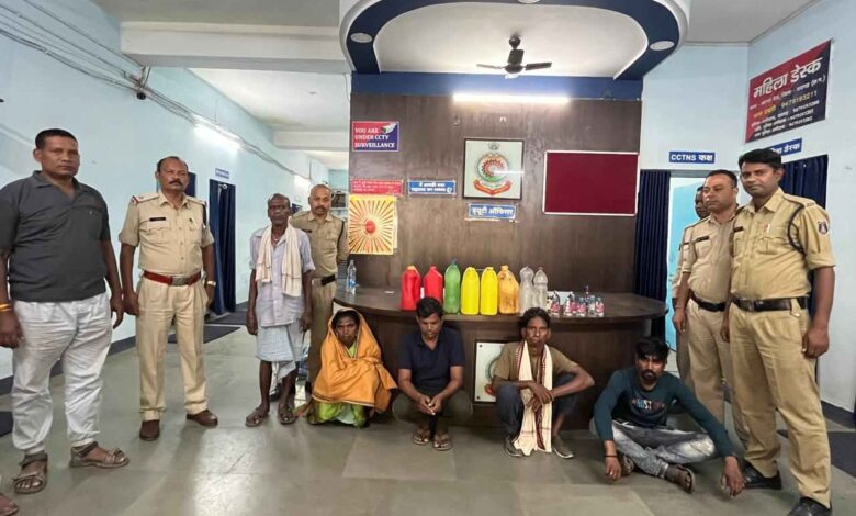 पुलिस के गिरफ्त में आरोपीगण पुलिस के गिरफ्त में आरोपीगण