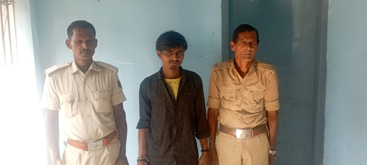अररिया फोटो:पकड़े गए चोर के साथ भरगामा पुलिस अररिया फोटो:पकड़े गए चोर के साथ भरगामा पुलिस