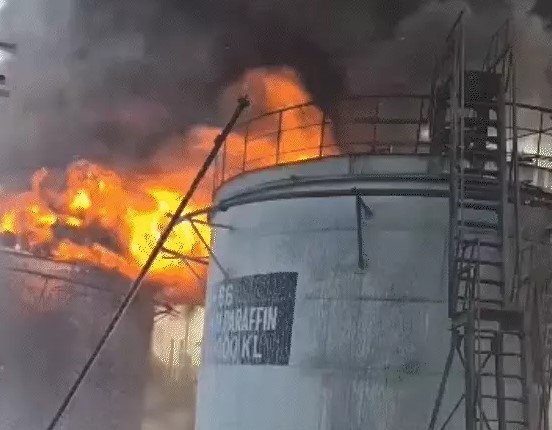 One more blast in IOCL refinery in Vadodaras Coal, one dead, two employees and fireman injured One more blast in IOCL refinery in Vadodaras Coal, one dead, two employees and fireman injured
