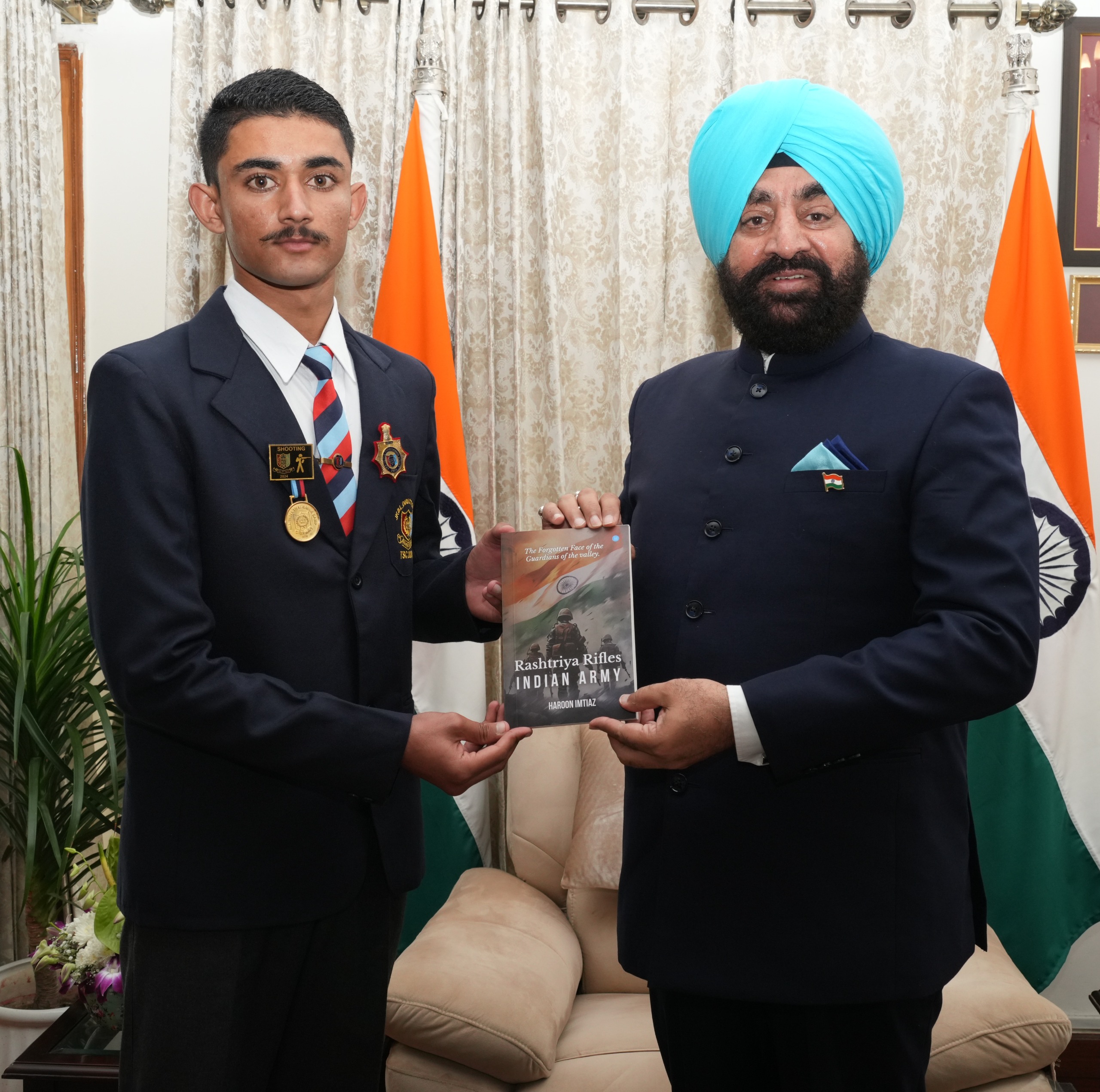 हारून इम्तियाज राज्यपाल को ‘‘राष्ट्रीय राइफल्सः इंडियन आर्मी’’ पुस्तक भेंट करते। हारून इम्तियाज राज्यपाल को ‘‘राष्ट्रीय राइफल्सः इंडियन आर्मी’’ पुस्तक भेंट करते।