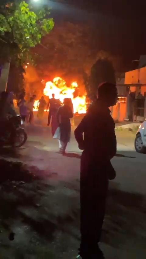 चित्तौड़गढ़ शहर के सादर थाना इलाके में पेट्रोलियम पदार्थ के अवैध कारोबार के चलते लगी आग।