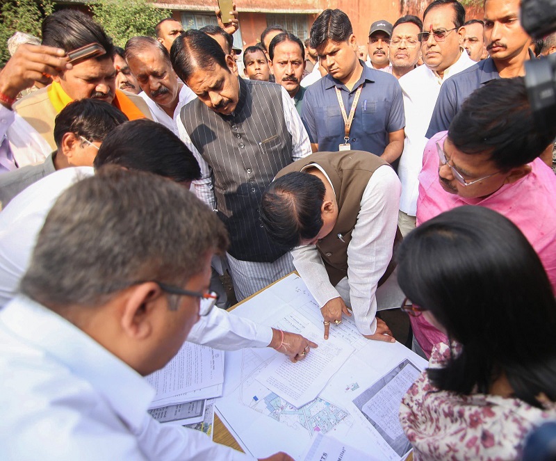 ग्वालियर में जे.सी. मिल के संबंध में जानकारी लेते हुए मुख्यमंत्री डॉ. मोहन यादव ग्वालियर में जे.सी. मिल के संबंध में जानकारी लेते हुए मुख्यमंत्री डॉ. मोहन यादव
