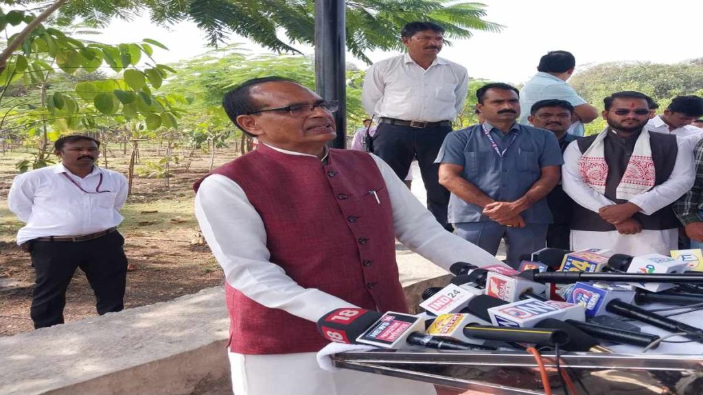 मीडिया से बातचीत करते केन्द्रीय मंत्री शिवराज मीडिया से बातचीत करते केन्द्रीय मंत्री शिवराज