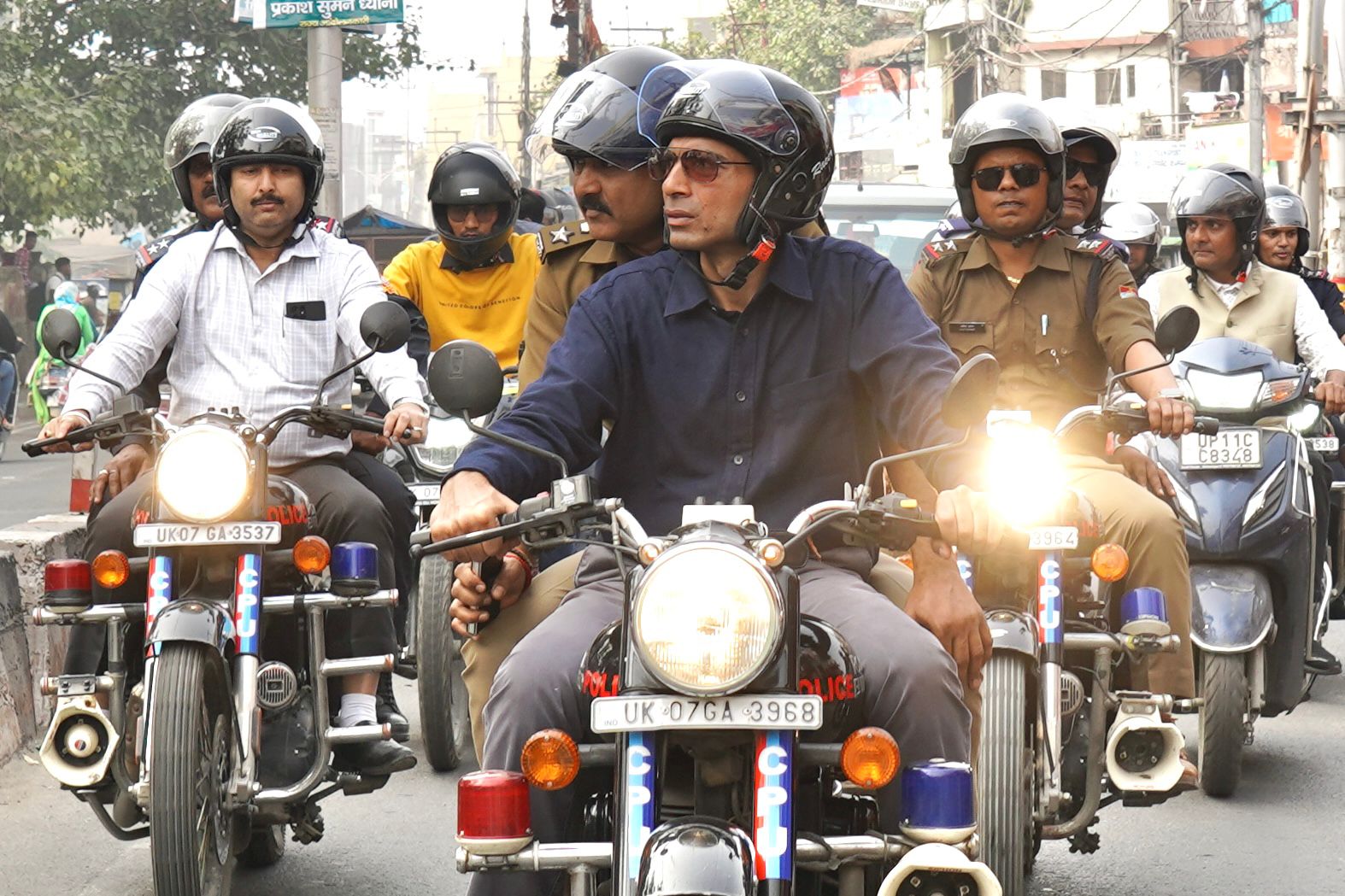 बुलेट से शहर का जायजा लेने निकले जिलाधिकारी सविन बंसल व वरिष्ठ पुलिस अधीक्षक अजय सिंह। बुलेट से शहर का जायजा लेने निकले जिलाधिकारी सविन बंसल व वरिष्ठ पुलिस अधीक्षक अजय सिंह।