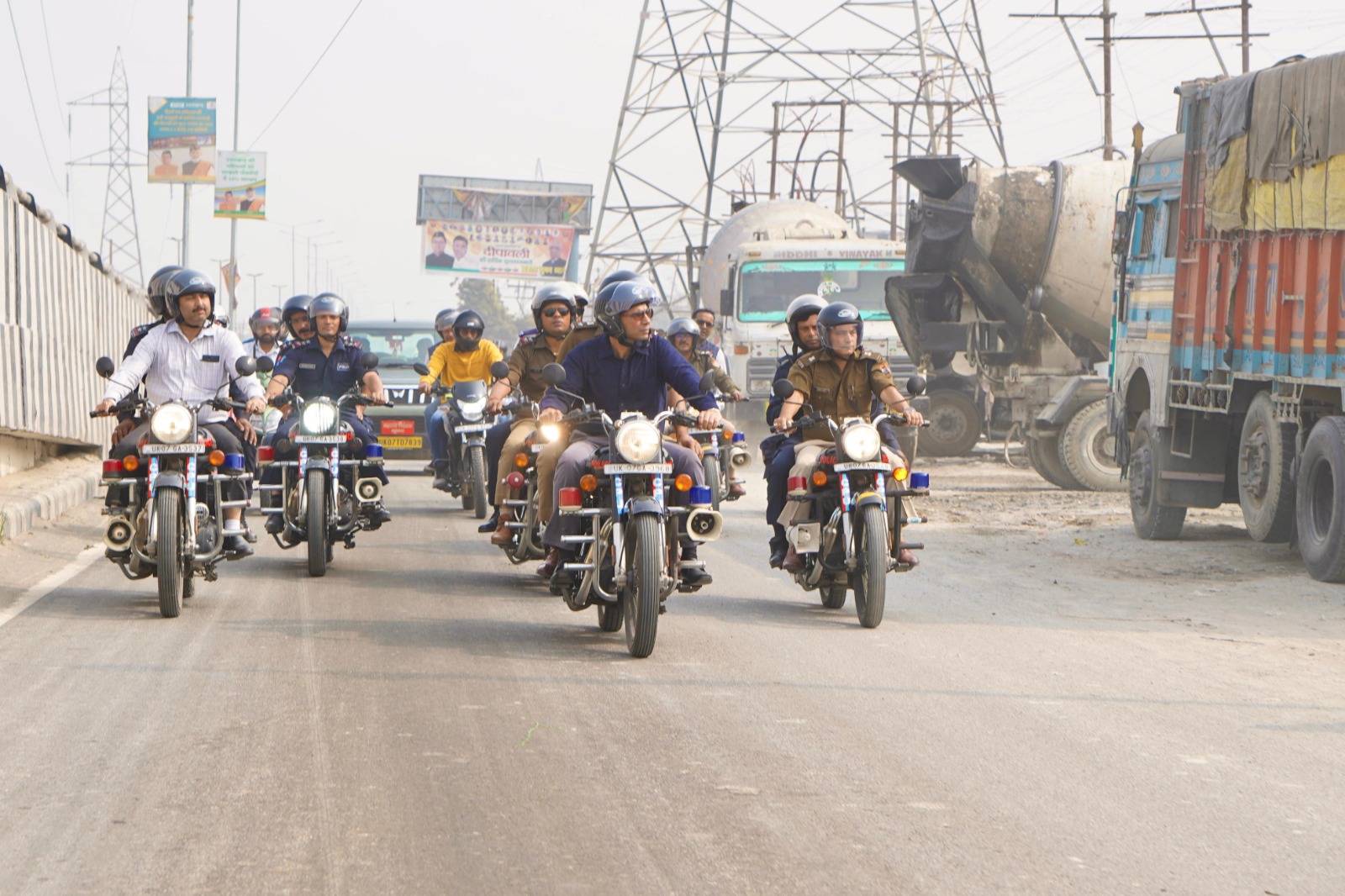 बुलेट से शहर का जायजा लेने निकले जिलाधिकारी सविन बंसल व वरिष्ठ पुलिस अधीक्षक अजय सिंह।