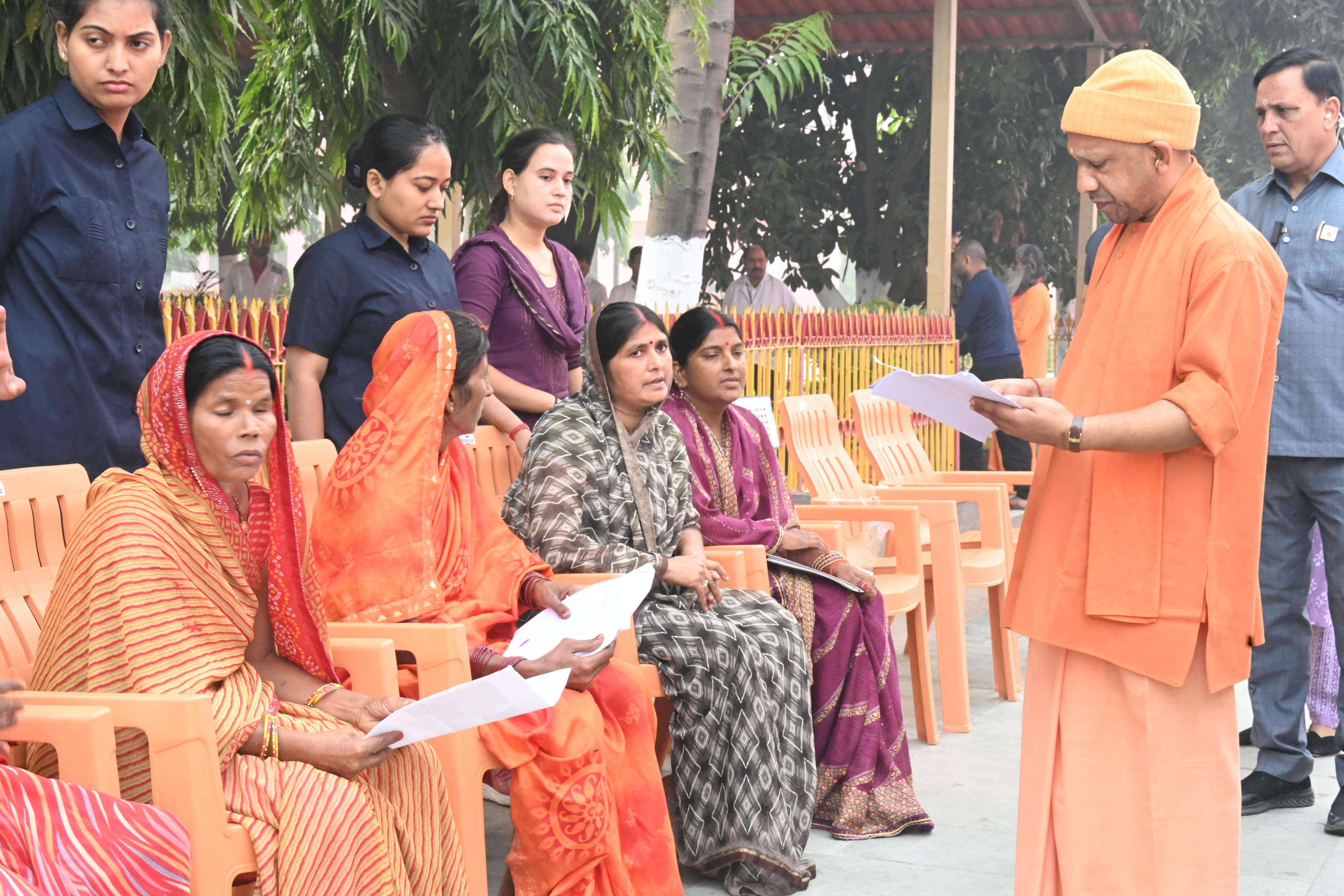 *जनता दर्शन में गंभीर बीमारियों के इलाज के लिए मदद मांगने आए लोगों को मुख्यमंत्री ने दिया भरोसा*