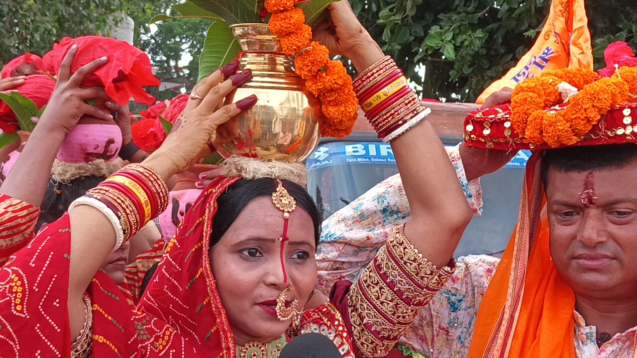 कलश शोभायात्रा में शामिल श्रद्धालु कलश शोभायात्रा में शामिल श्रद्धालु