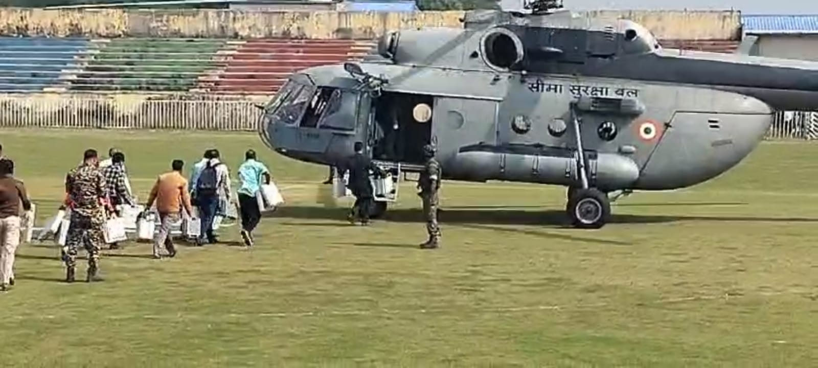 हेलीकॉप्टर से रवाना होते कर्मी हेलीकॉप्टर से रवाना होते कर्मी