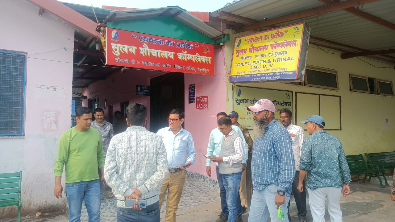 नगर निगम के अधिकारी आईएसबीटी पर निरीक्षण करते हुए नगर निगम के अधिकारी आईएसबीटी पर निरीक्षण करते हुए