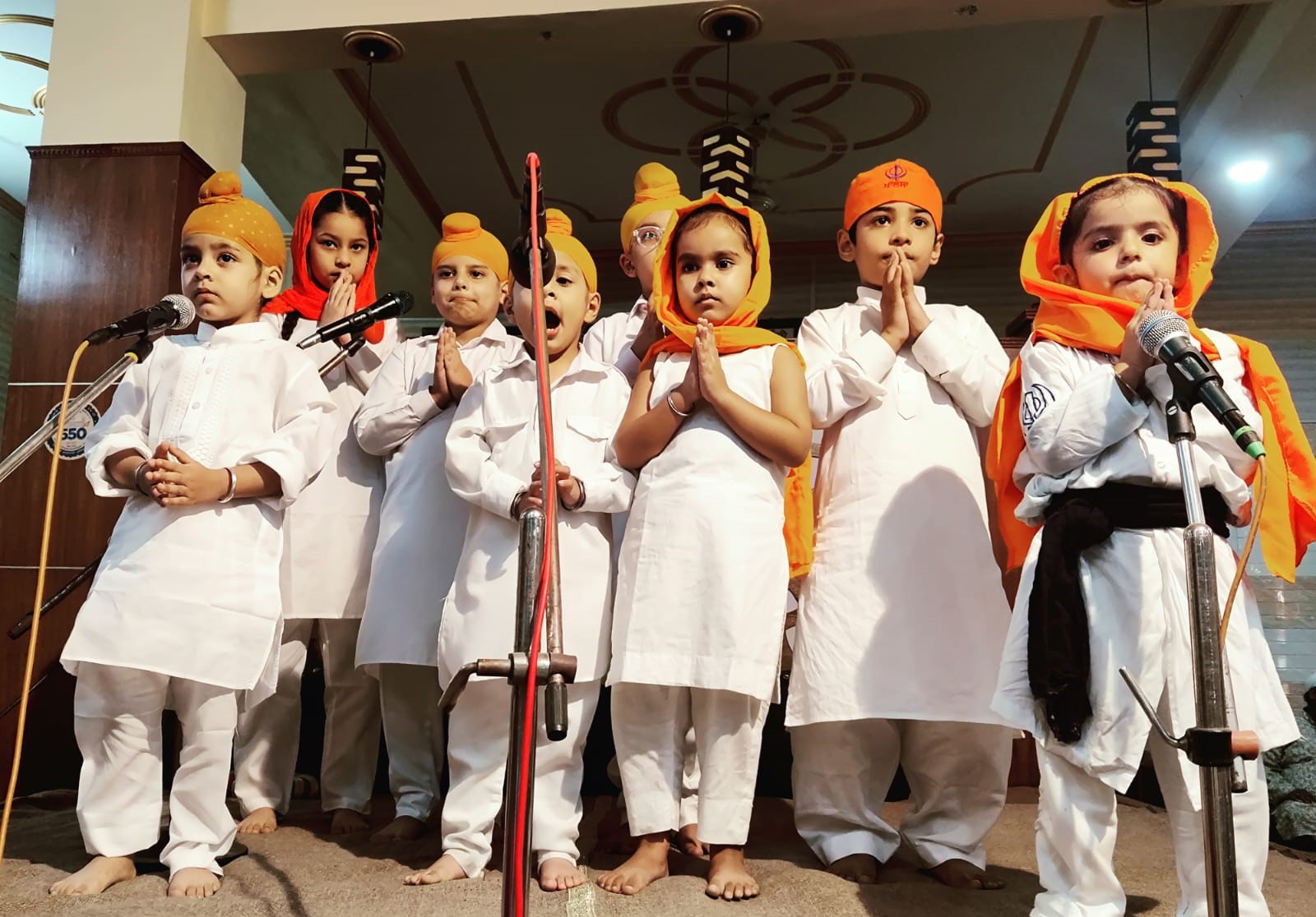 चंद्रनगर स्थित गुरुद्वारा सिख संगत में श्री गुरु ग्रंथ साहिब जी के गुरुता गद्दी दिवस को समर्पित समागम में प्रस्तुति देते बच्चे चंद्रनगर स्थित गुरुद्वारा सिख संगत में श्री गुरु ग्रंथ साहिब जी के गुरुता गद्दी दिवस को समर्पित समागम में प्रस्तुति देते बच्चे