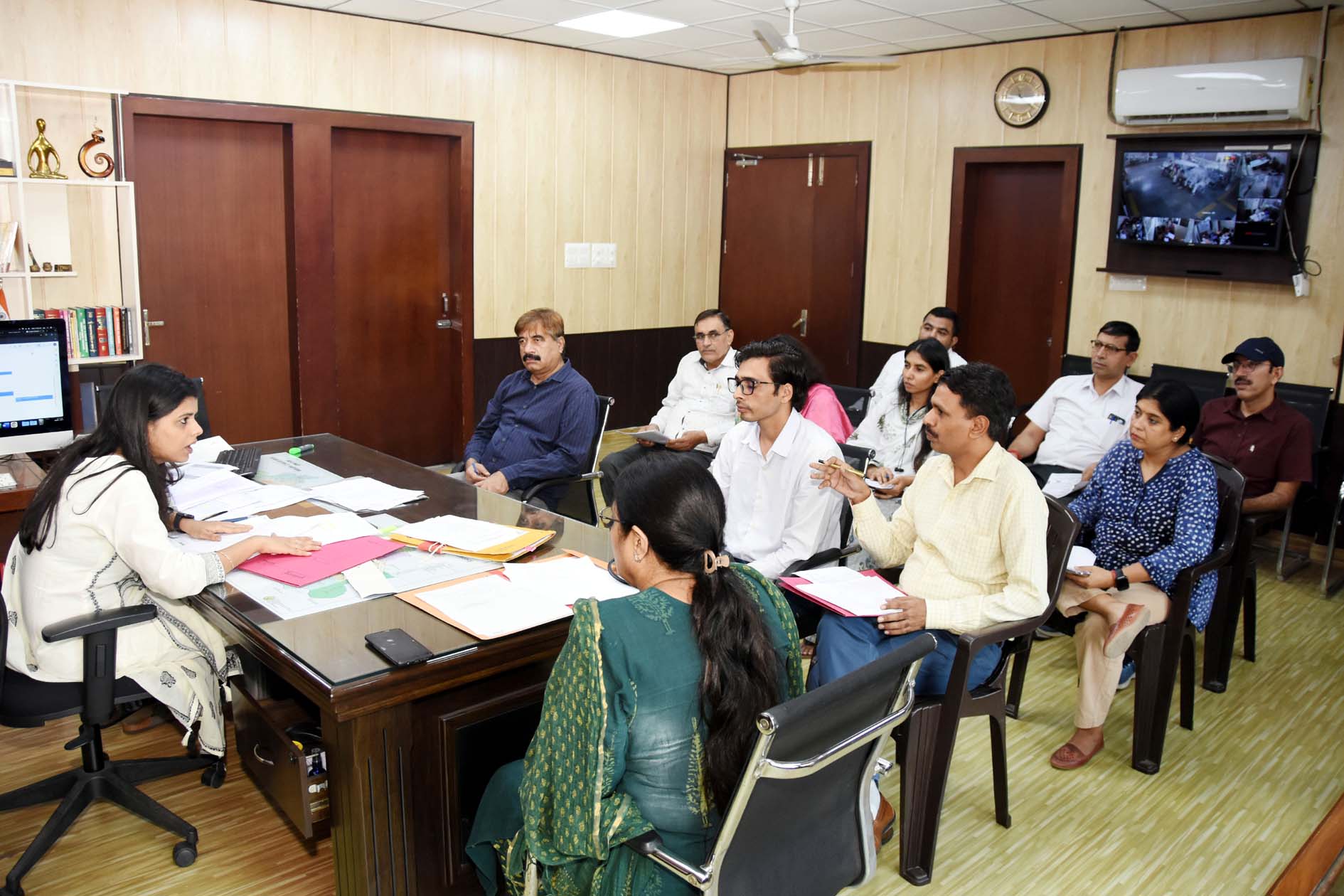 बैठक में अधिकारियों को निर्देश देती अतिरिक्त उपायुक्त सी. जयाश्रद्धा। बैठक में अधिकारियों को निर्देश देती अतिरिक्त उपायुक्त सी. जयाश्रद्धा।