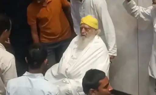 आसाराम को व्हीलचेयर पर अस्पताल के अंदर ले जाया गया। आसाराम को व्हीलचेयर पर अस्पताल के अंदर ले जाया गया।