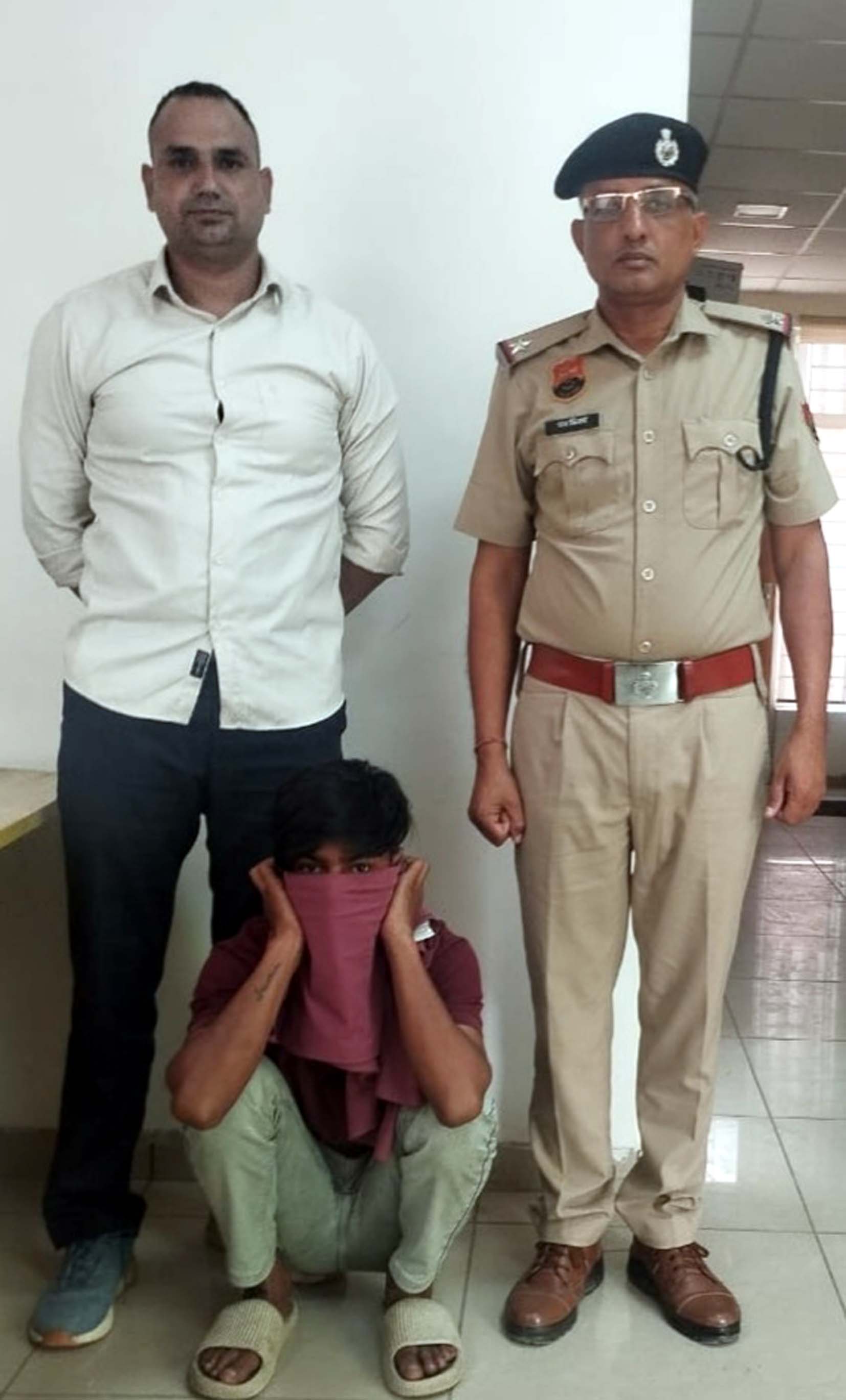 चुराए गए मोबाइल फोन से फ्रॉड करने वाला आरोपी पुलिस गिरफ्त में। चुराए गए मोबाइल फोन से फ्रॉड करने वाला आरोपी पुलिस गिरफ्त में।