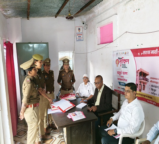मिशन शक्ति अभियान का निरीक्षण करते हुए उप्र शासन के जेष्ठ मुल्याकन अधिकारी डॉ. संतराम का छाया चित्र