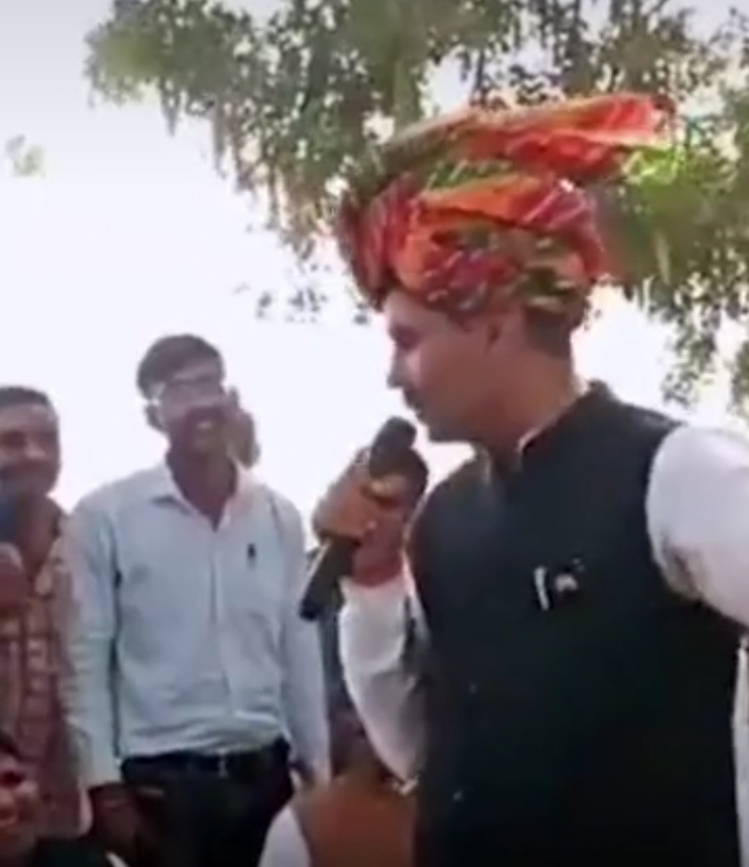 वीडियो में विवादित बयान देते हुए विधायक सतपाल जांबा वीडियो में विवादित बयान देते हुए विधायक सतपाल जांबा