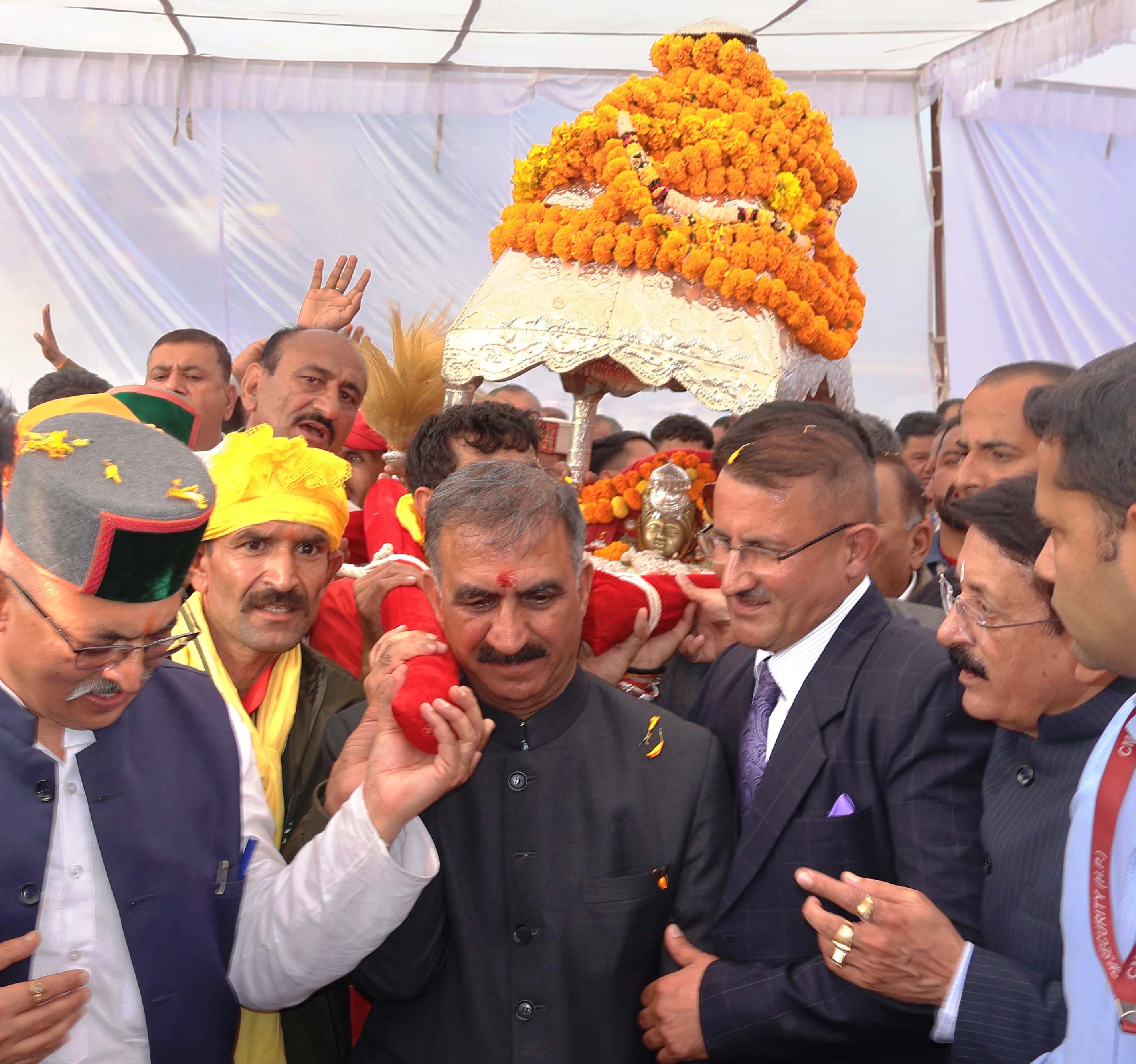सुखविंद्र सिंह सुक्खू ने भगवान परशुराम की पालकी को कंधा देकर शोभायात्रा की अनुवाई में सुखविंद्र सिंह सुक्खू ने भगवान परशुराम की पालकी को कंधा देकर शोभायात्रा की अनुवाई में