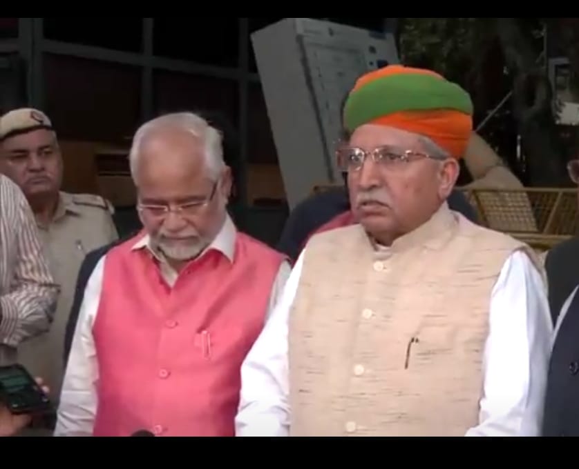 चुनाव आयुक्त से मुलाकात के बाद केंद्रीय मंत्री अर्जुन राम मेघवाल मीडिया को संबोधित करते हुए चुनाव आयुक्त से मुलाकात के बाद केंद्रीय मंत्री अर्जुन राम मेघवाल मीडिया को संबोधित करते हुए