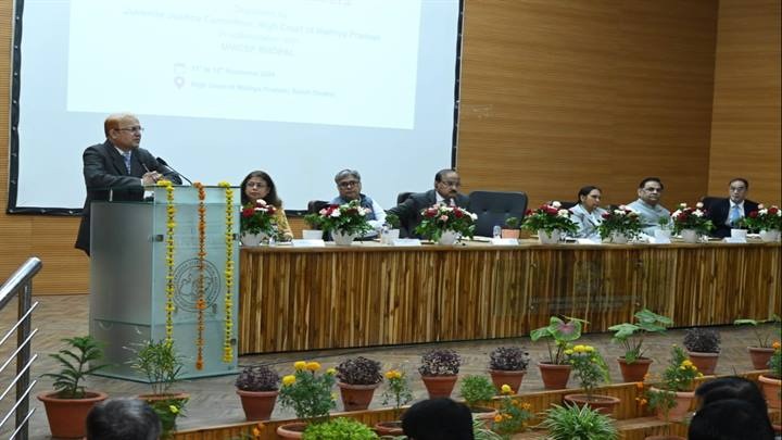 पैरालीगल वॉलेन्टियर के लिए दो दिवसीय प्रशिक्षण कार्यक्रम को संबोधित करते हुए न्यायाधिपति पाठक पैरालीगल वॉलेन्टियर के लिए दो दिवसीय प्रशिक्षण कार्यक्रम को संबोधित करते हुए न्यायाधिपति पाठक