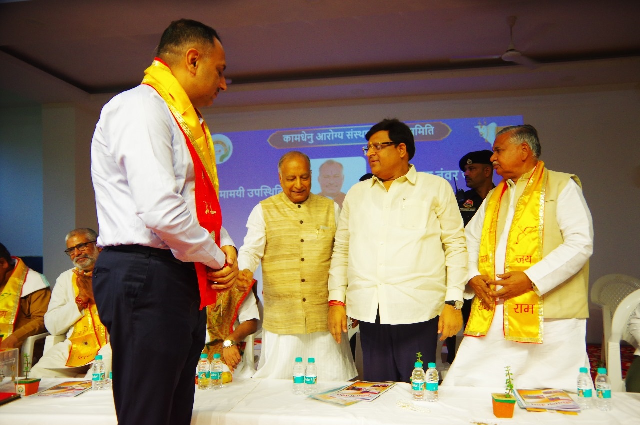 फोटो नंबर-07: कामधेनू आरोग्य संस्थान गौशाला बिस्सर में प्रदेश के कैबिनेट मंत्री विपुल गोयल का स्वागत करते संचालक एसपी गुप्ता। फोटो नंबर-07: कामधेनू आरोग्य संस्थान गौशाला बिस्सर में प्रदेश के कैबिनेट मंत्री विपुल गोयल का स्वागत करते संचालक एसपी गुप्ता।