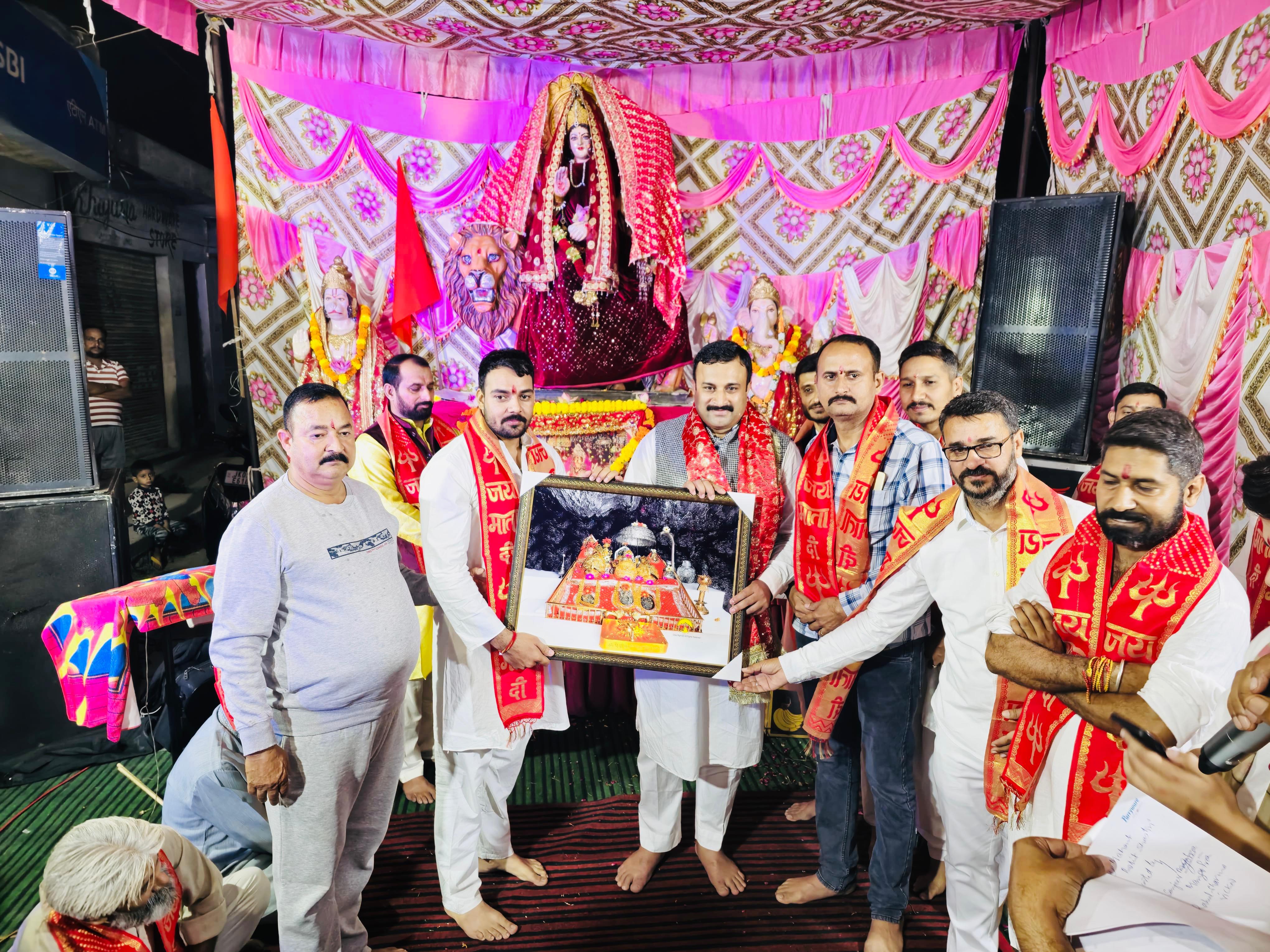 माता की ज्योत प्रज्वलन के साथ जागरण आरंभ हुआ माता की ज्योत प्रज्वलन के साथ जागरण आरंभ हुआ