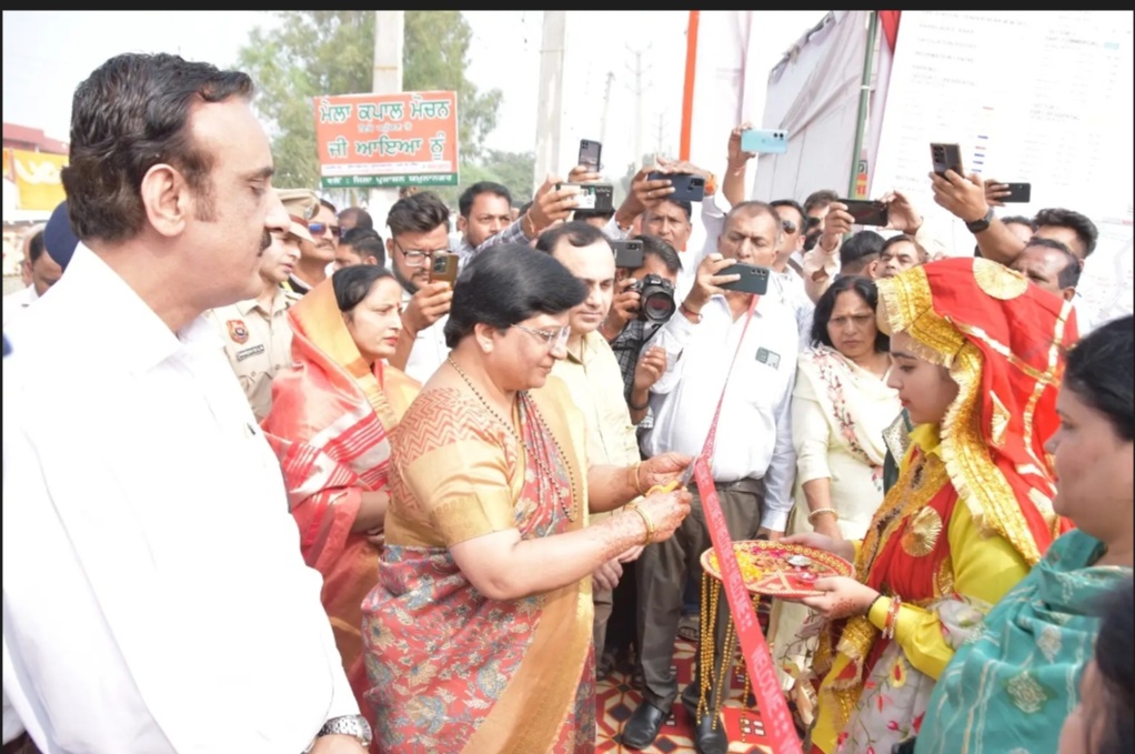 मेले का शुभारंभ करती मंडलायुक्त मेले का शुभारंभ करती मंडलायुक्त