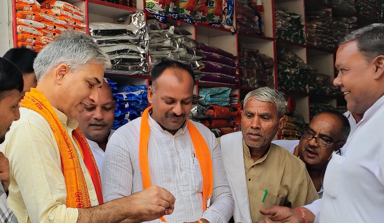 दुकानदार को भाजपा की नीतियों के बारे में बताते हुए जिलाध्यक्ष तेजेंद्र ढूल। दुकानदार को भाजपा की नीतियों के बारे में बताते हुए जिलाध्यक्ष तेजेंद्र ढूल।