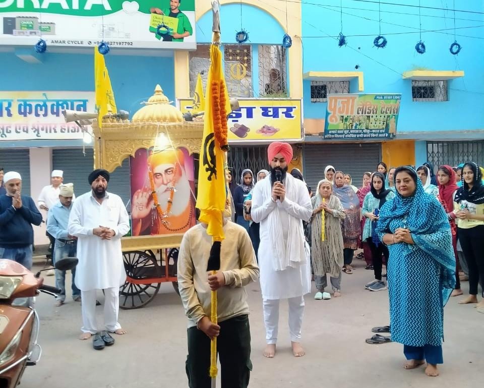 श्री गुरुनानक देवजी के प्रकाश पर्व पर निकली प्रभातफेरी में शामिल समाजजन। श्री गुरुनानक देवजी के प्रकाश पर्व पर निकली प्रभातफेरी में शामिल समाजजन।