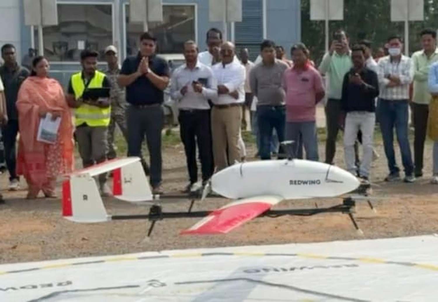 पायलट प्रोजेक्ट के तहत ड्रोन के जरिए दूरस्थ अंचल में दवाओं की आपूर्ति करते