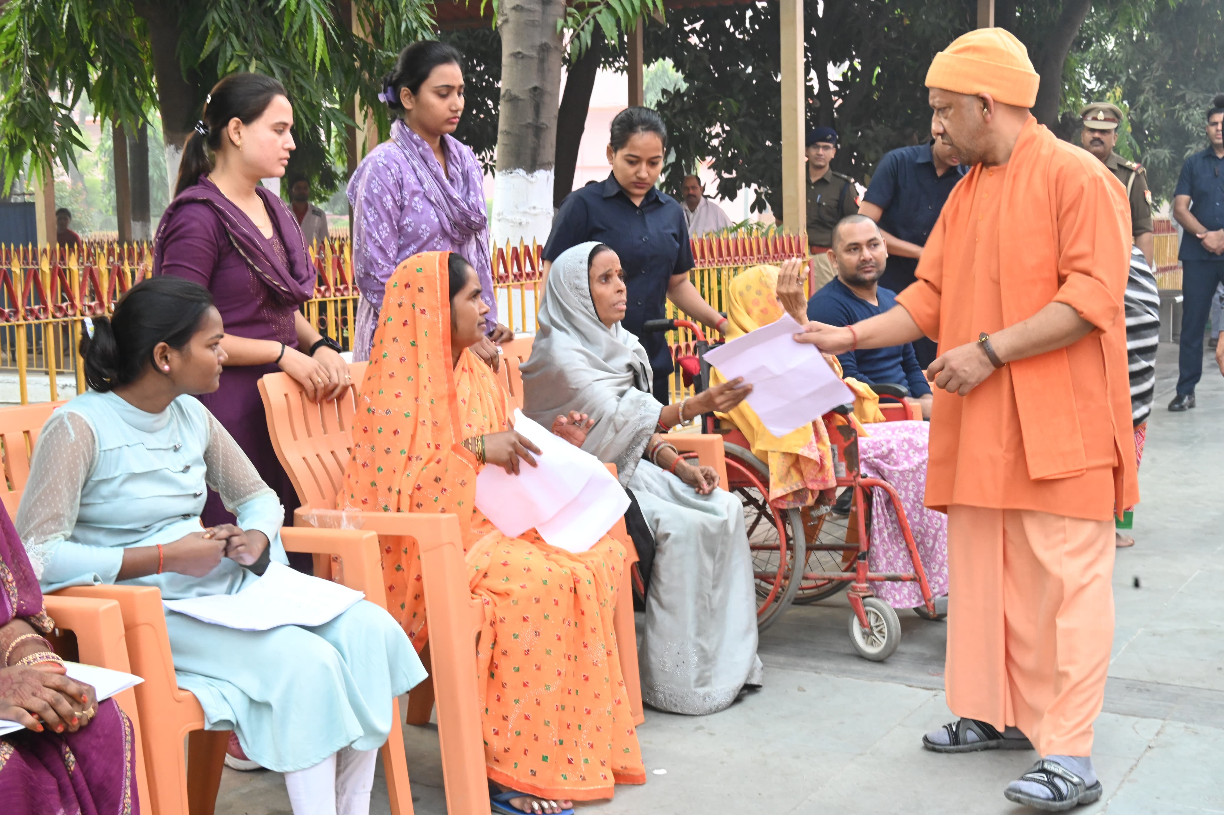 *जनता दर्शन में गंभीर बीमारियों के इलाज के लिए मदद मांगने आए लोगों को मुख्यमंत्री ने दिया भरोसा*