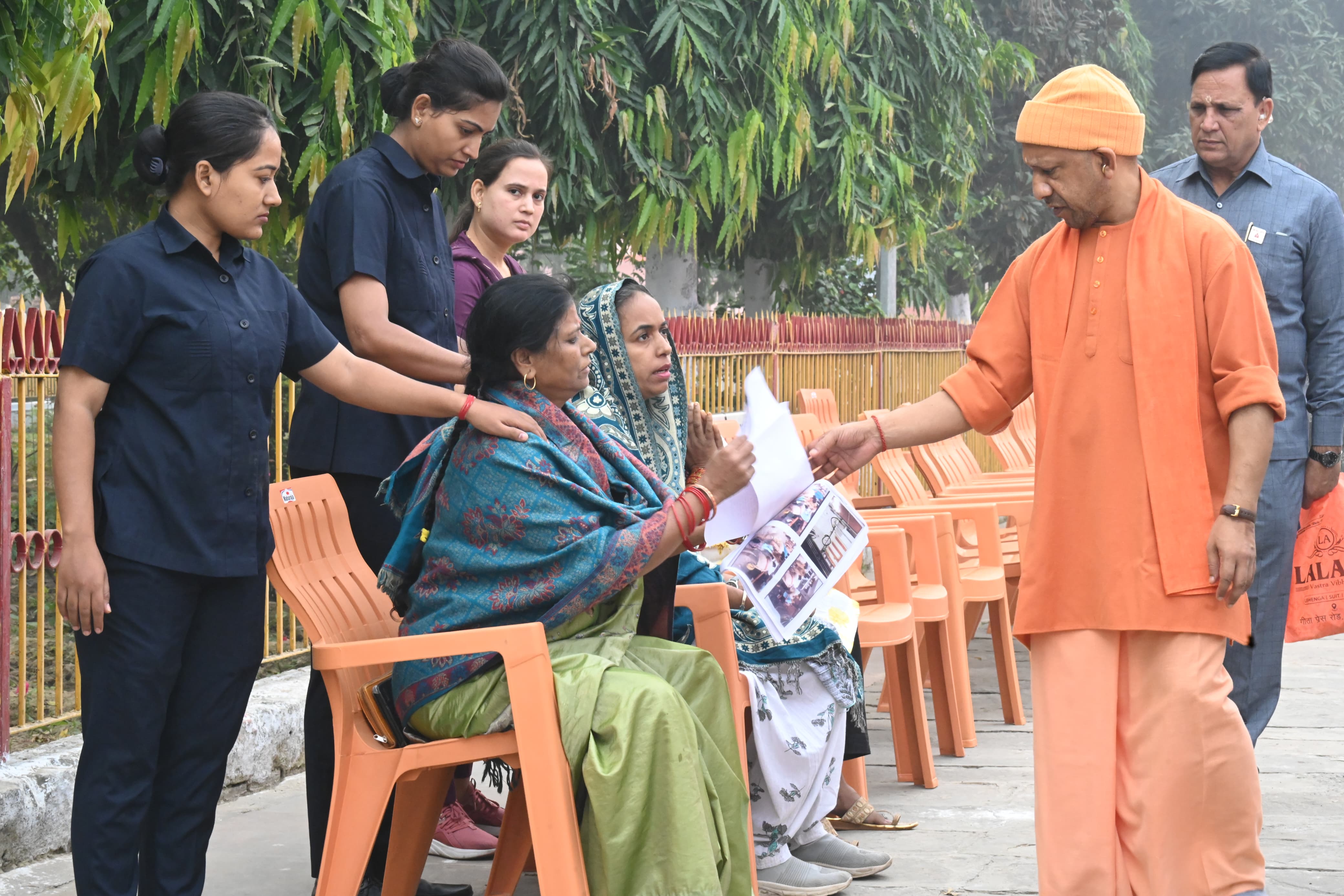 *जनता दर्शन में गंभीर बीमारियों के इलाज के लिए मदद मांगने आए लोगों को मुख्यमंत्री ने दिया भरोसा*