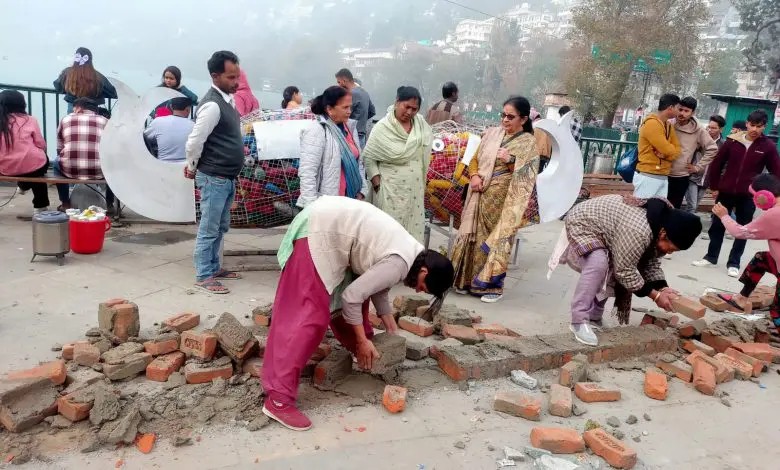 प्रशासन द्वारा किया गया निर्माण कार्य तोड़ती कॉंग्रेस कार्यकत्रियाँ प्रशासन द्वारा किया गया निर्माण कार्य तोड़ती कॉंग्रेस कार्यकत्रियाँ